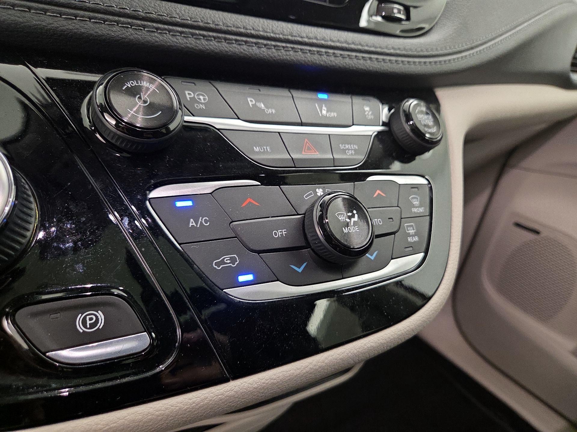 Thumbnail: 2018 Chrysler Pacifica - 17