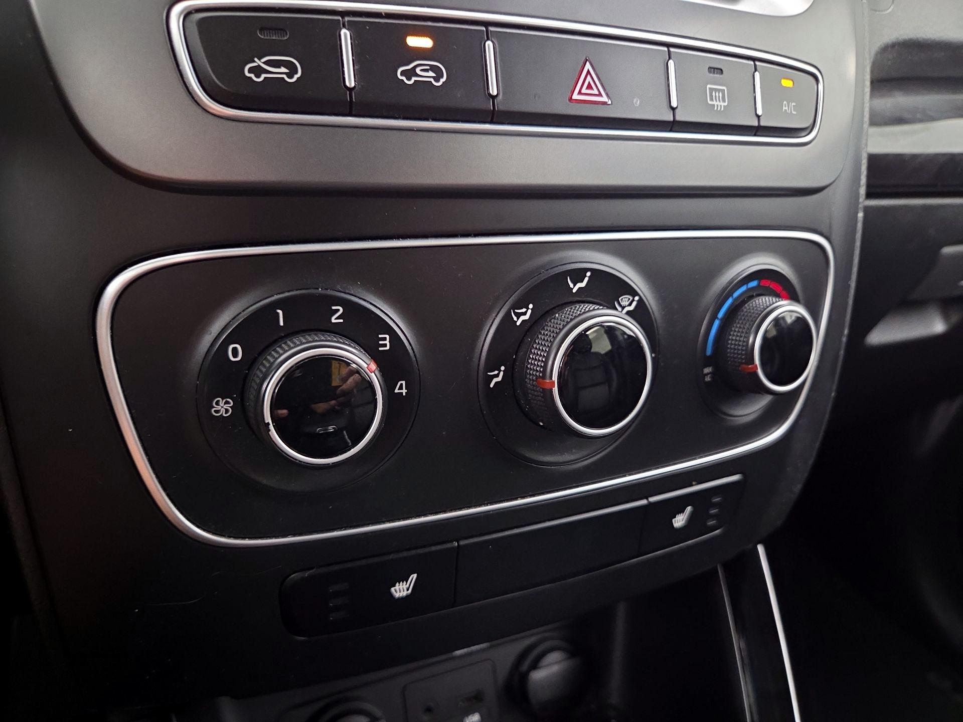 Thumbnail: 2015 Kia Sorento - 16