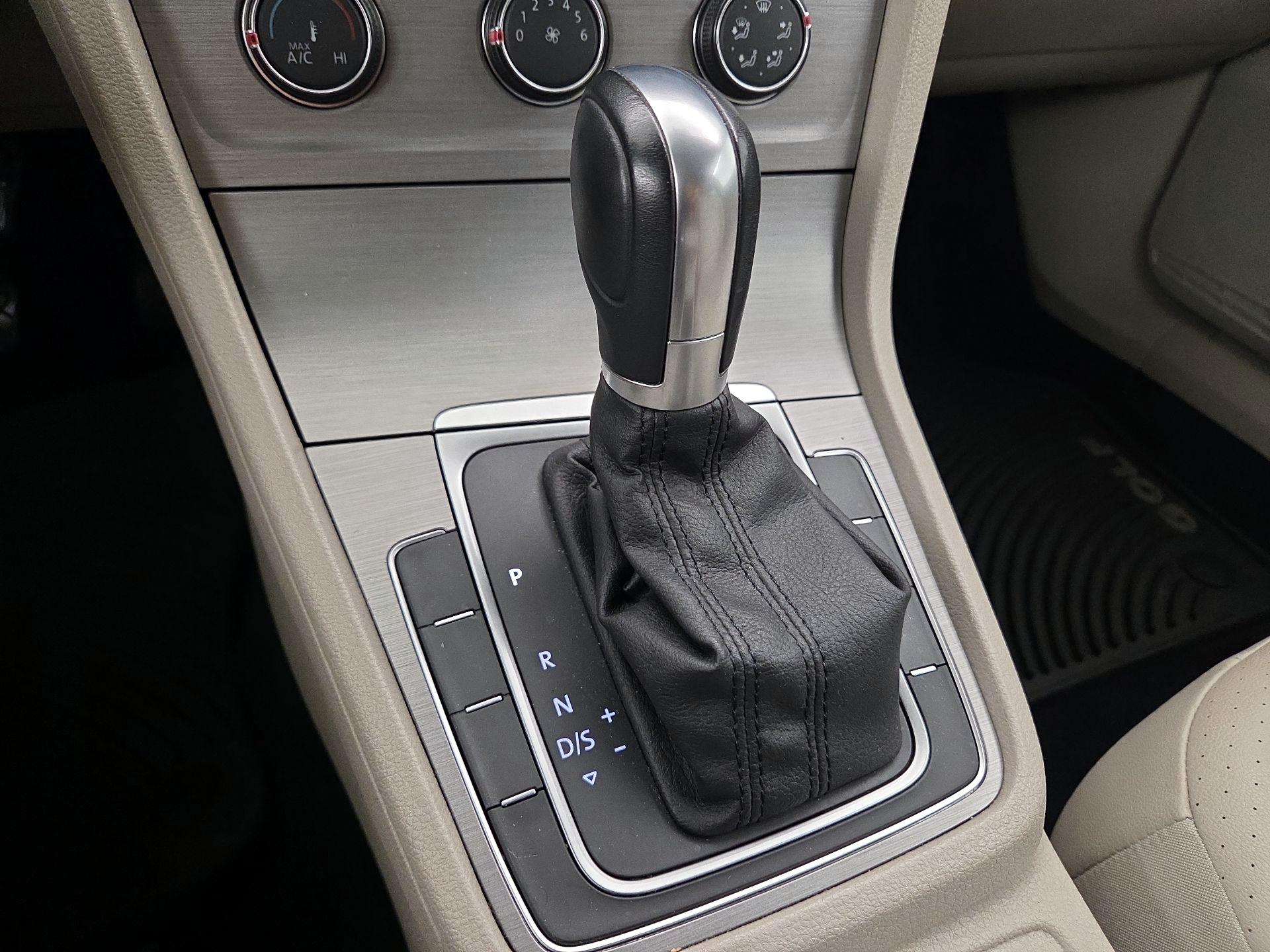 Thumbnail: 2015 Volkswagen Golf - 16