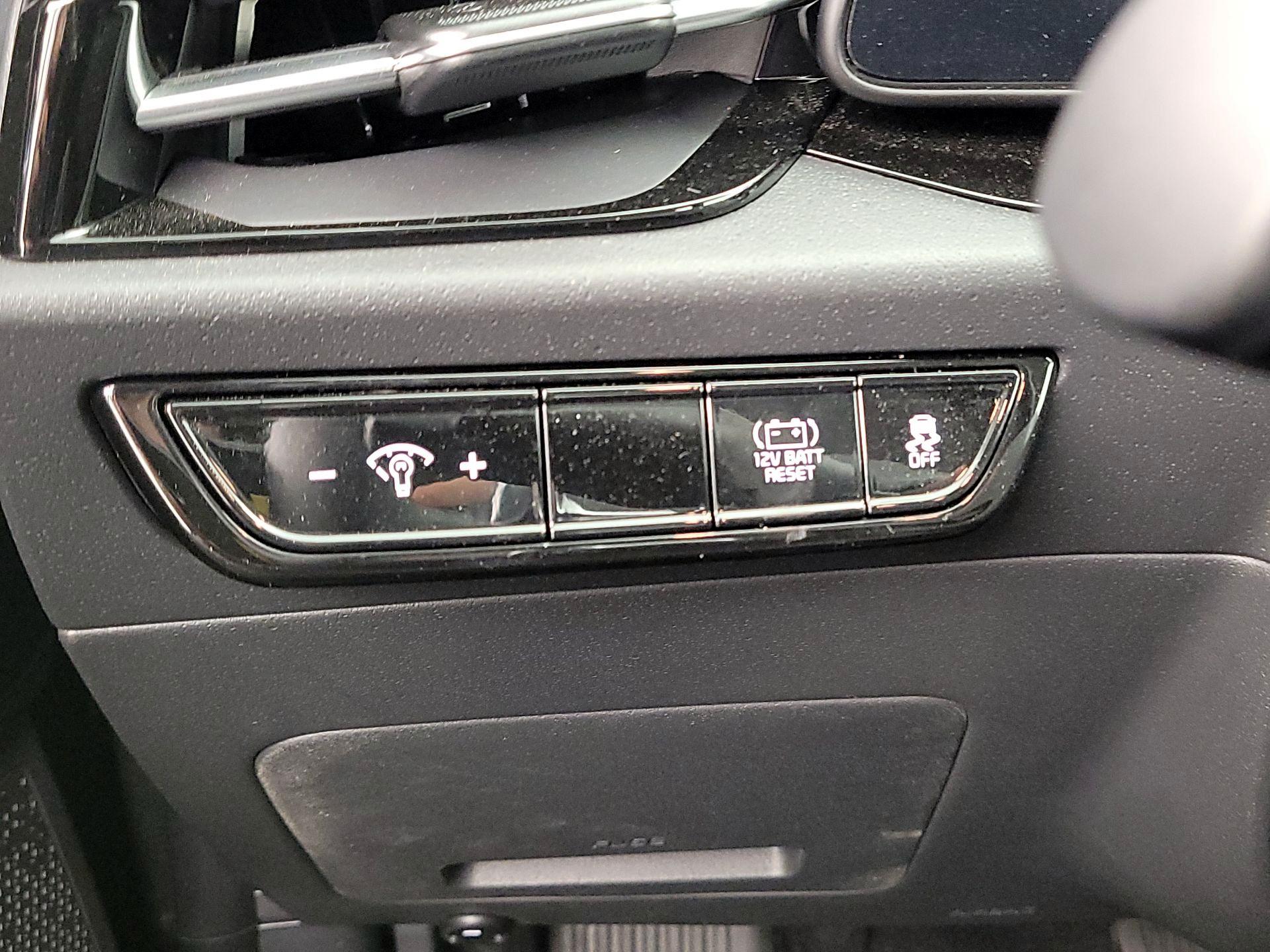Thumbnail: 2025 Kia Niro - 13