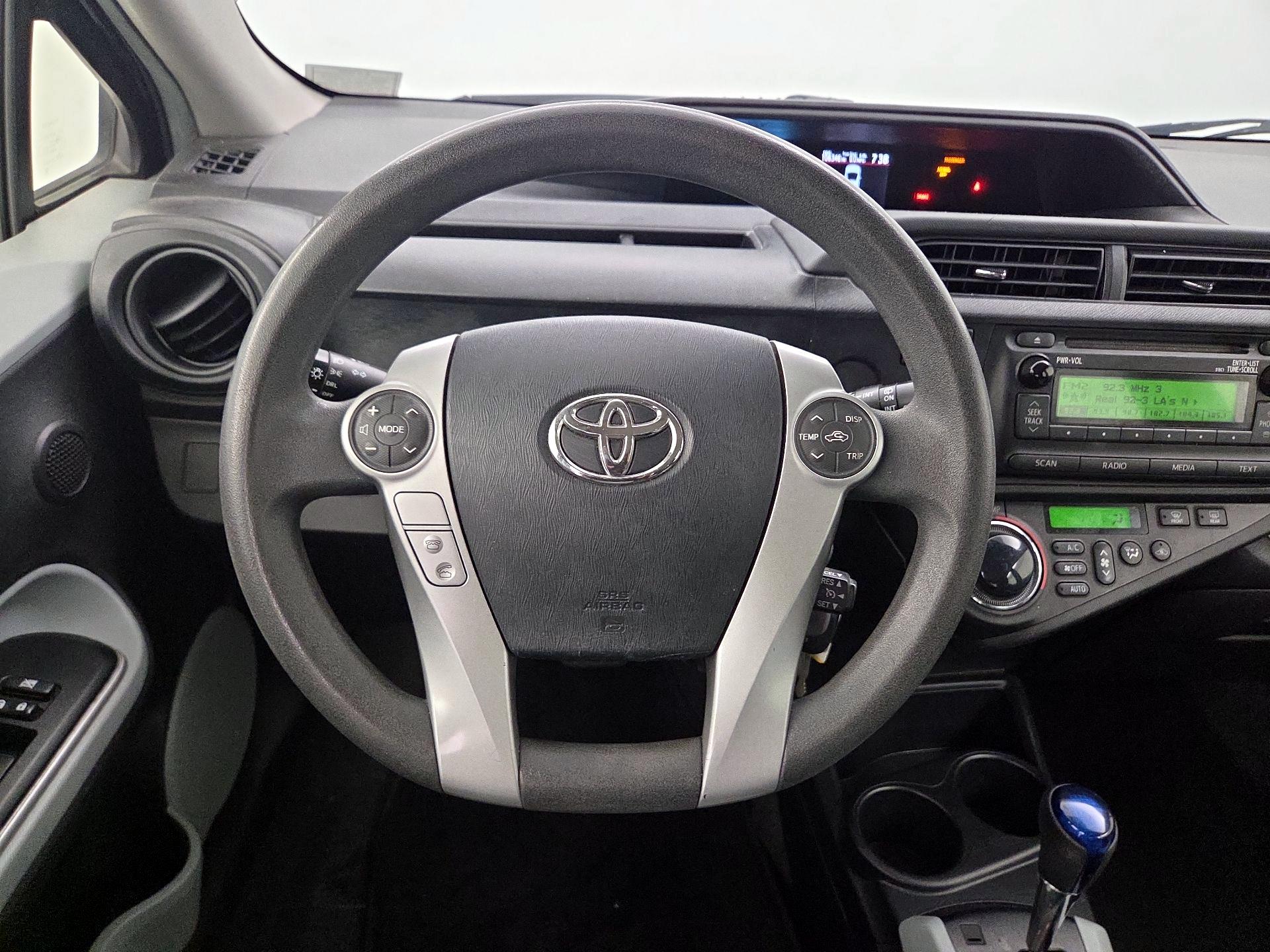 Thumbnail: 2014 Toyota Prius c - 10