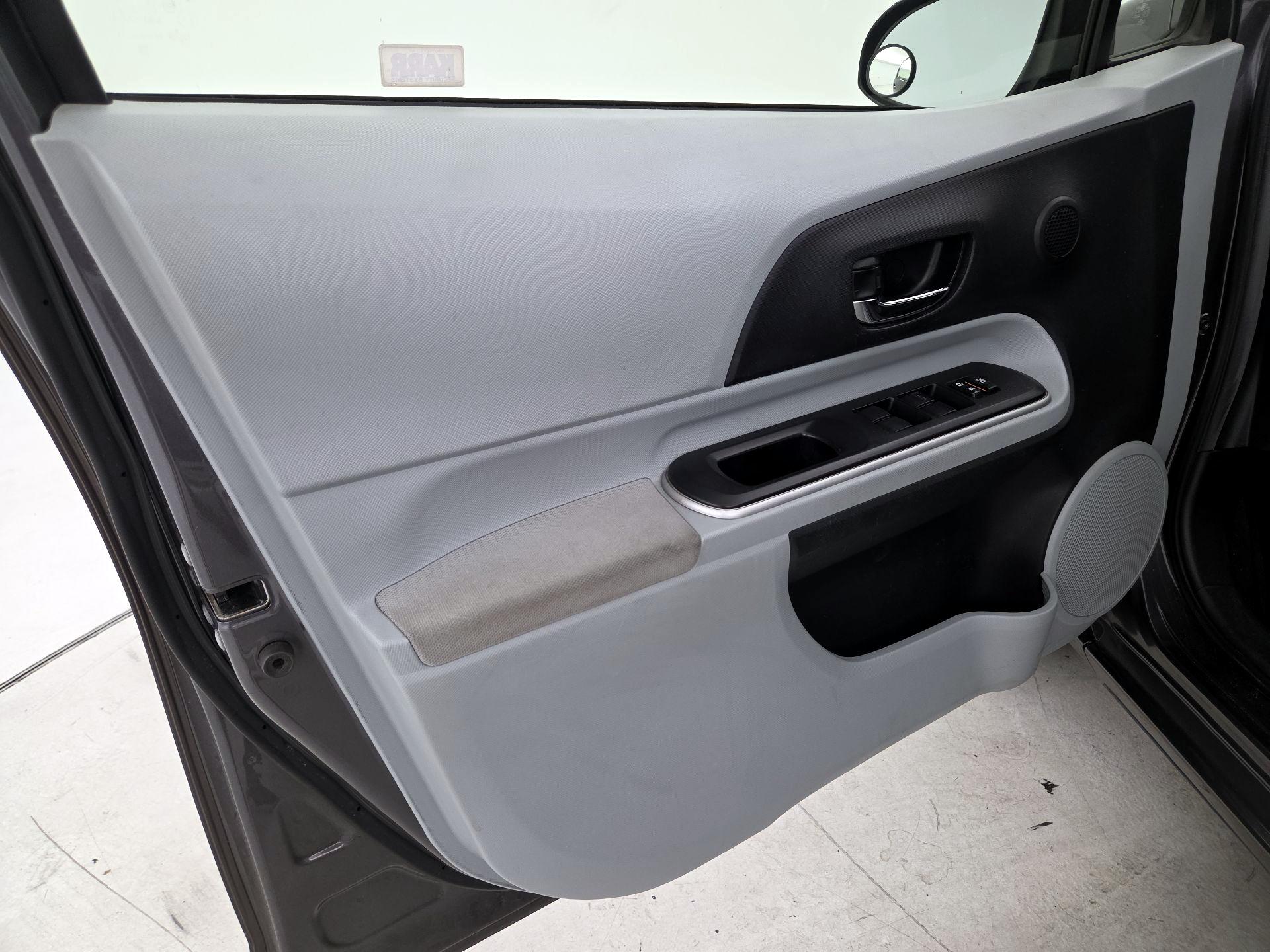 Thumbnail: 2014 Toyota Prius c - 12