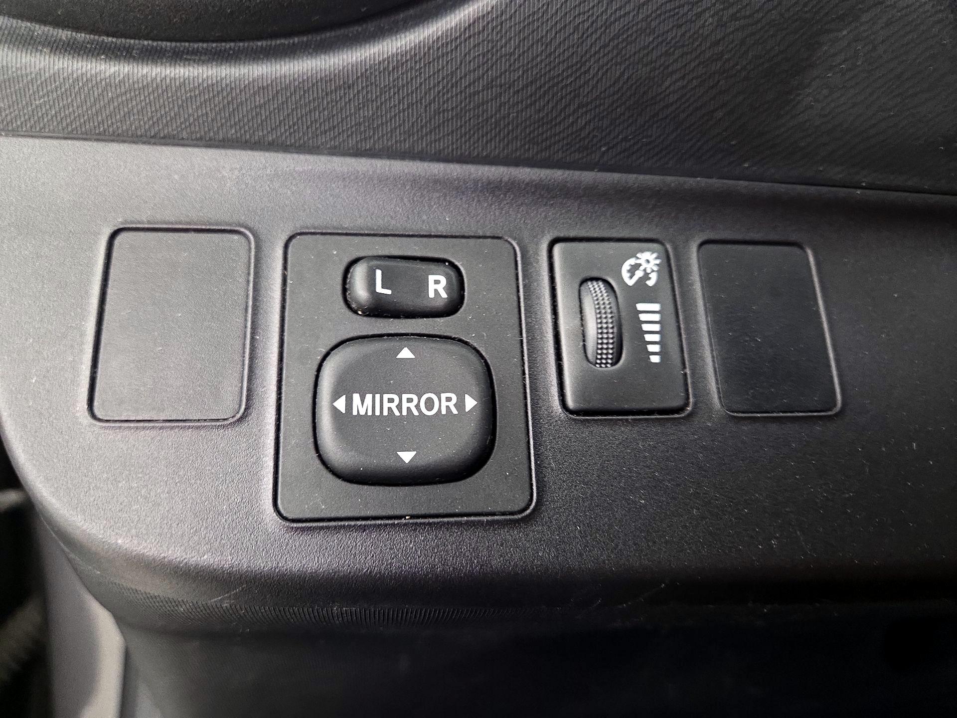 Thumbnail: 2014 Toyota Prius c - 13