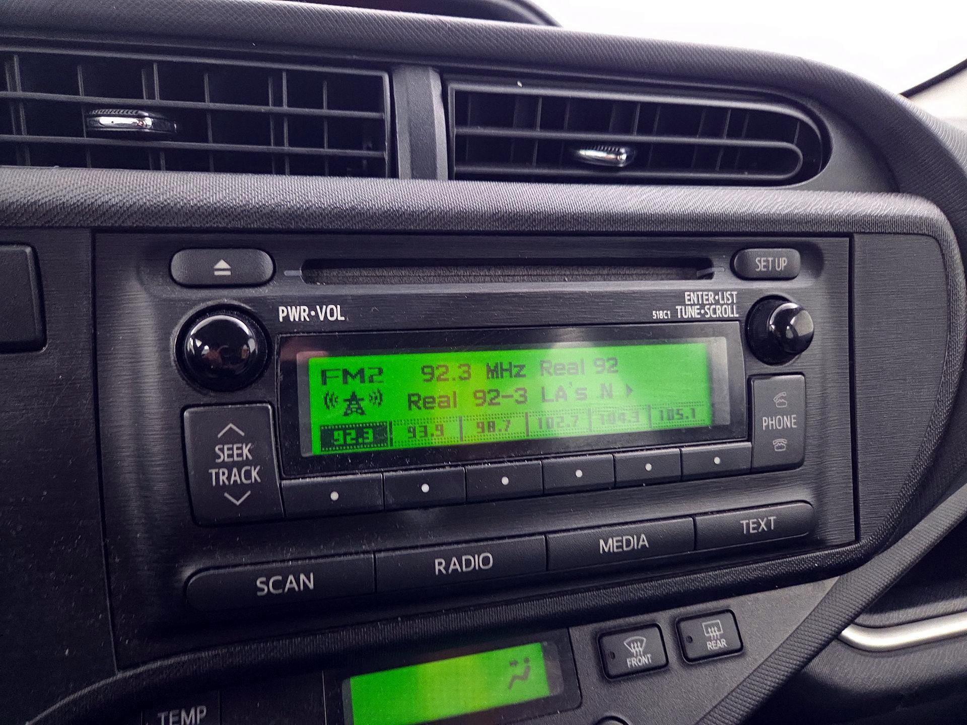 Thumbnail: 2014 Toyota Prius c - 14