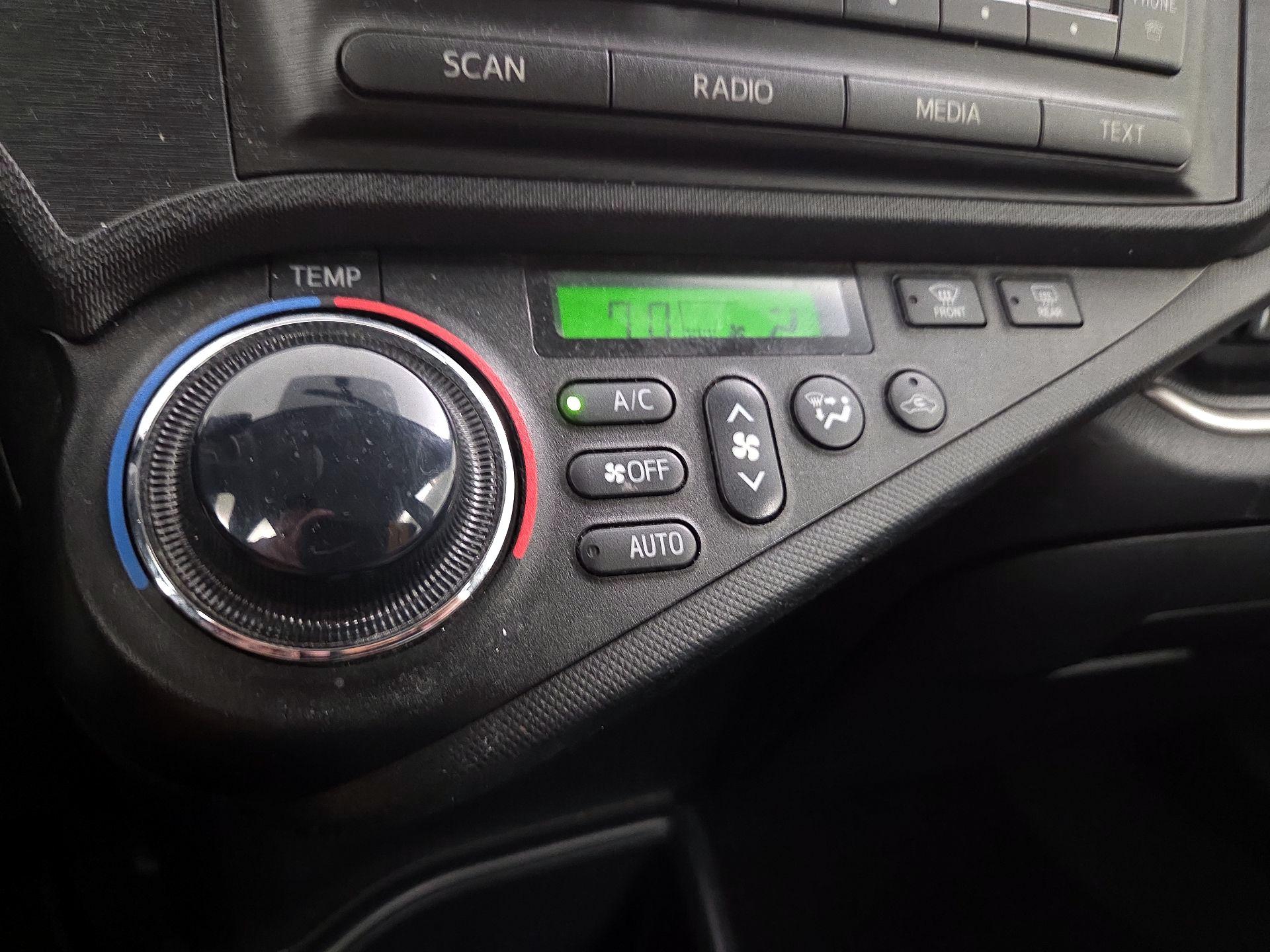 Thumbnail: 2014 Toyota Prius c - 15