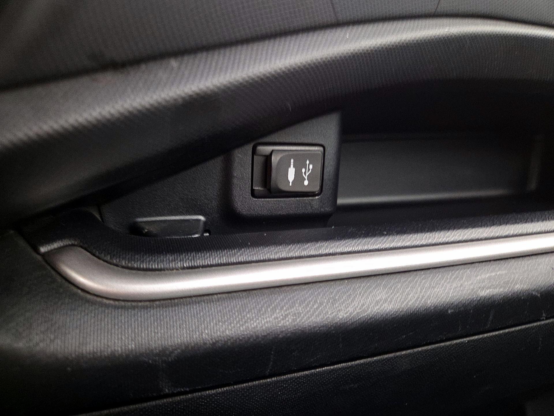 Thumbnail: 2014 Toyota Prius c - 17