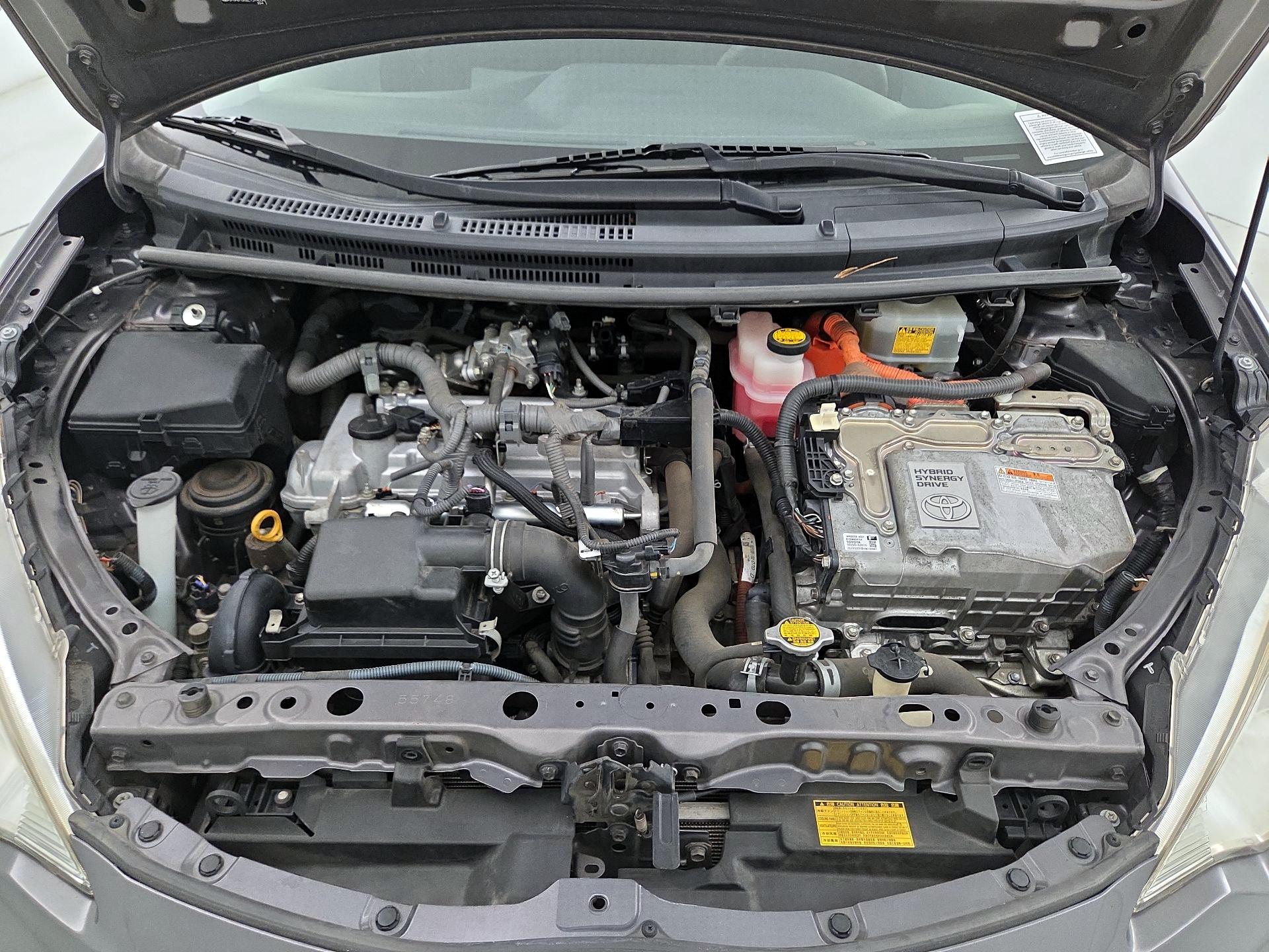 Thumbnail: 2014 Toyota Prius c - 20