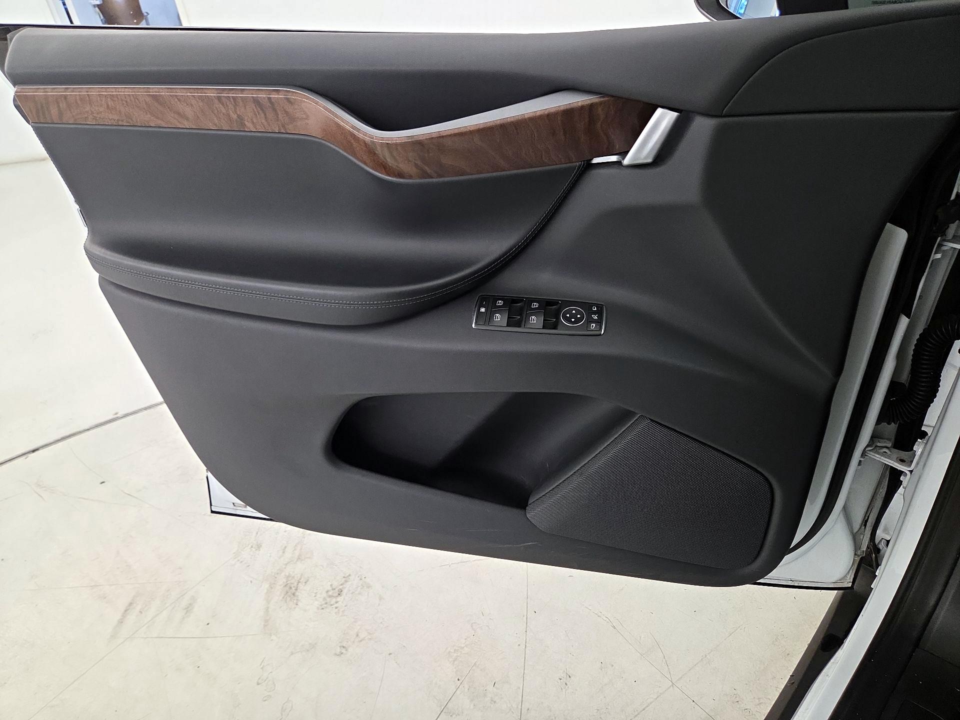 Thumbnail: 2020 Tesla Model X - 12