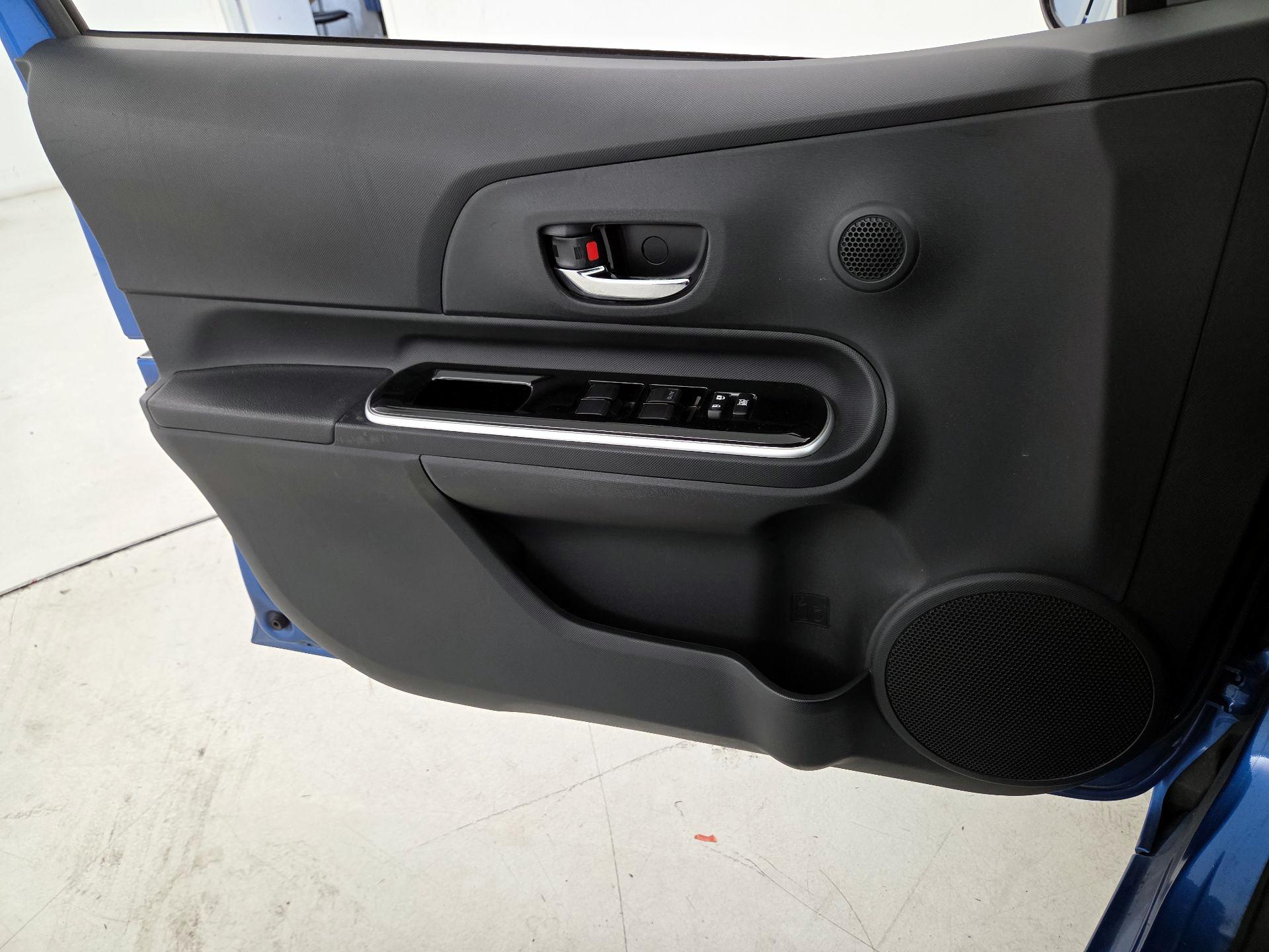 Thumbnail: 2015 Toyota Prius c - 12