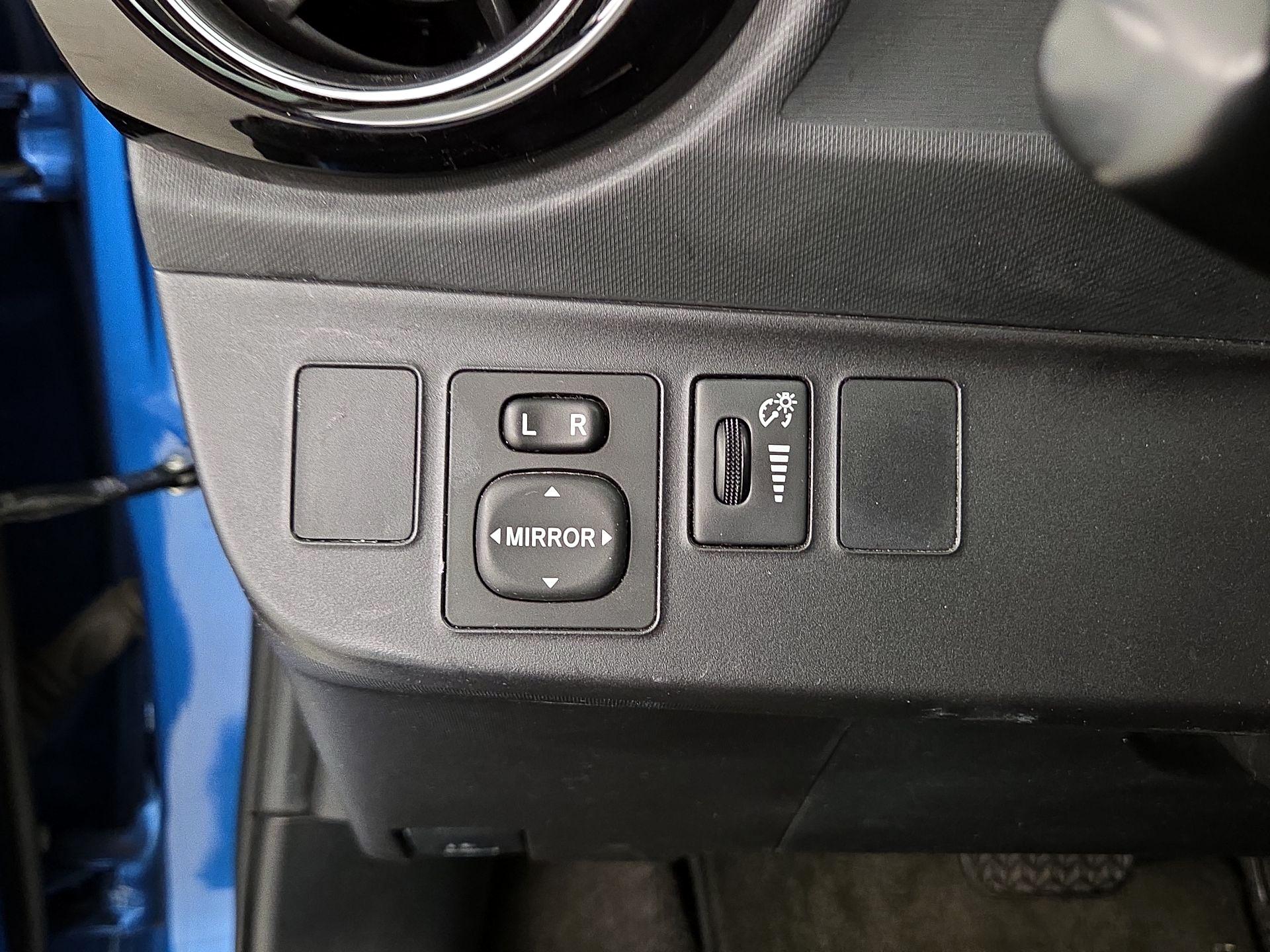 Thumbnail: 2015 Toyota Prius c - 13