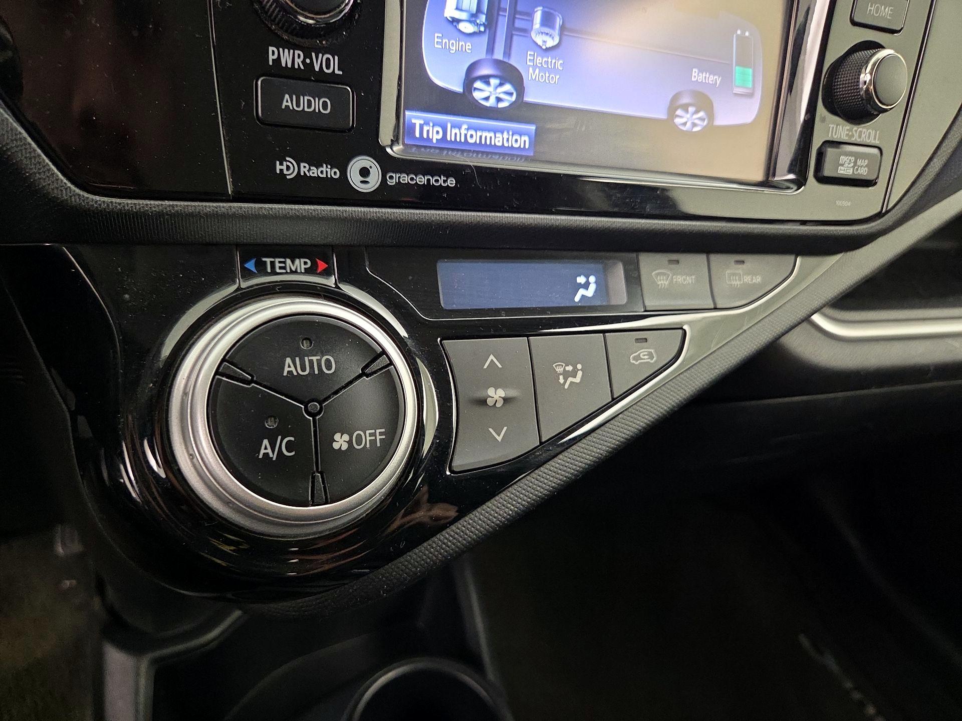 Thumbnail: 2015 Toyota Prius c - 15