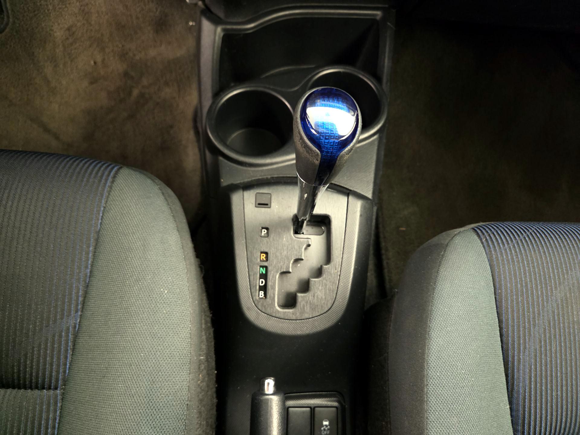 Thumbnail: 2015 Toyota Prius c - 16