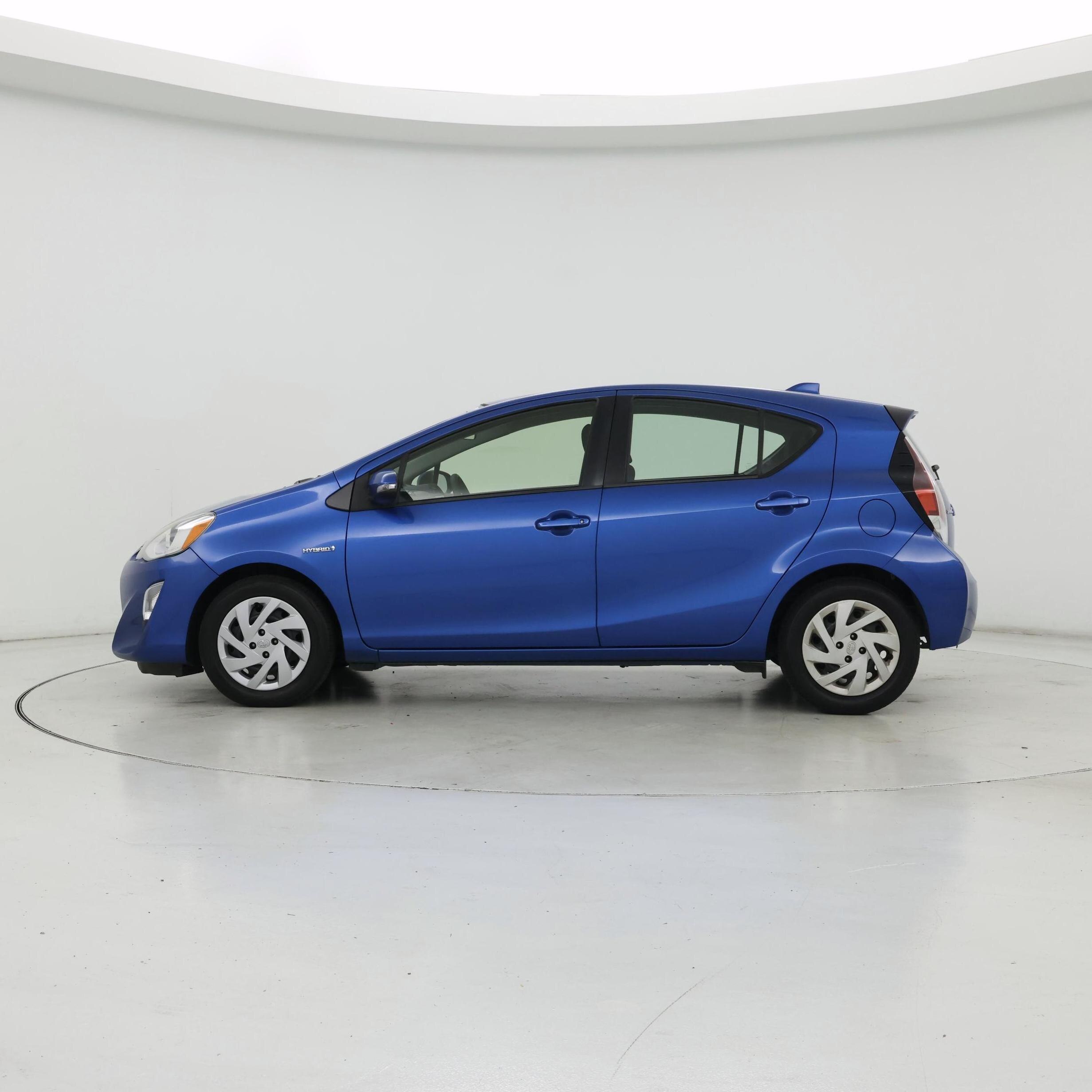 Thumbnail: 2015 Toyota Prius c - 3