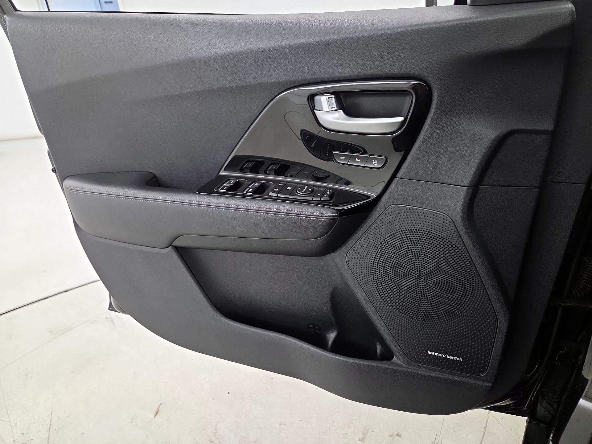 Thumbnail: 2017 Kia Niro - 12