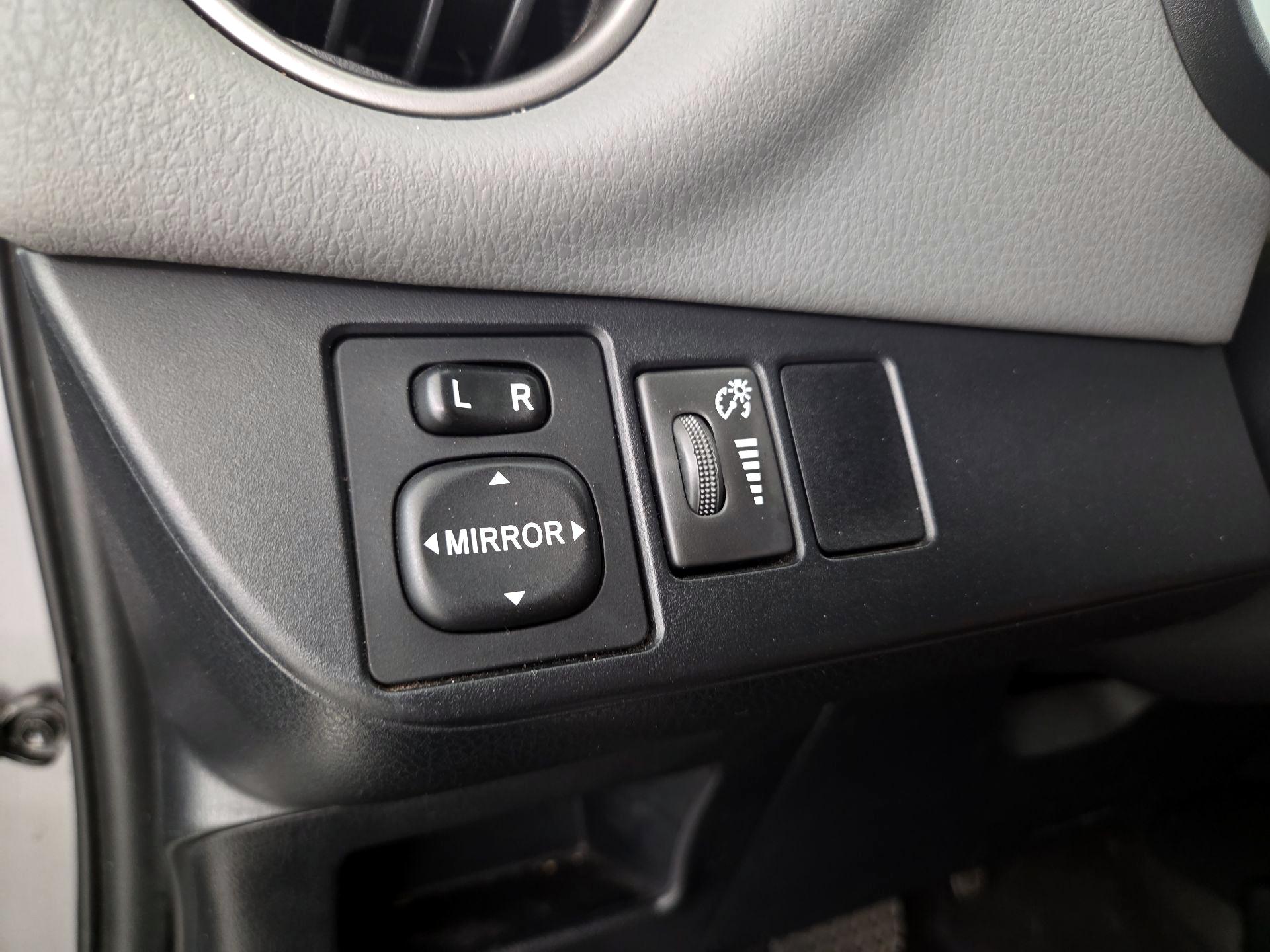 Thumbnail: 2016 Toyota Yaris - 13