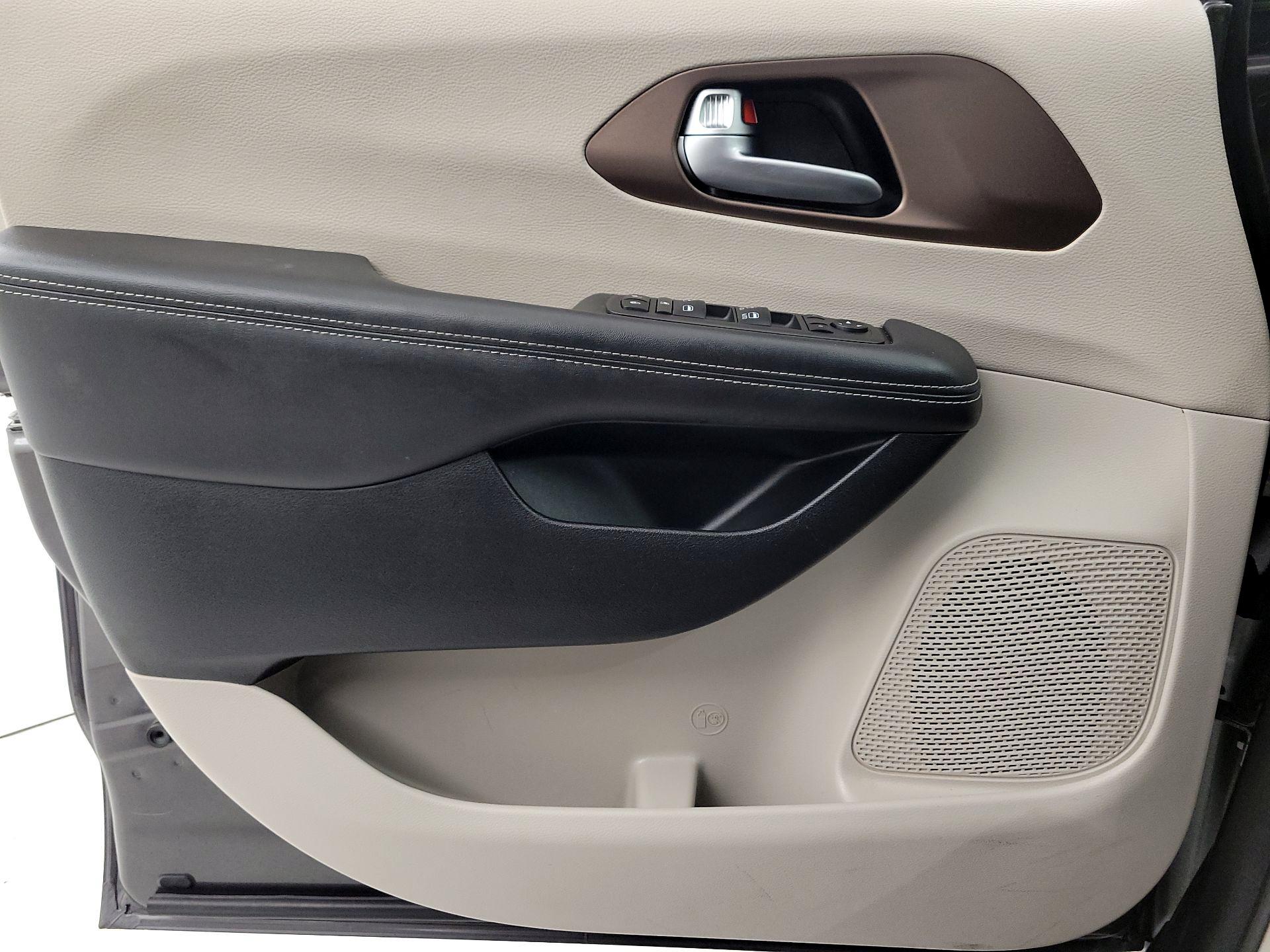 Thumbnail: 2023 Chrysler Voyager - 12