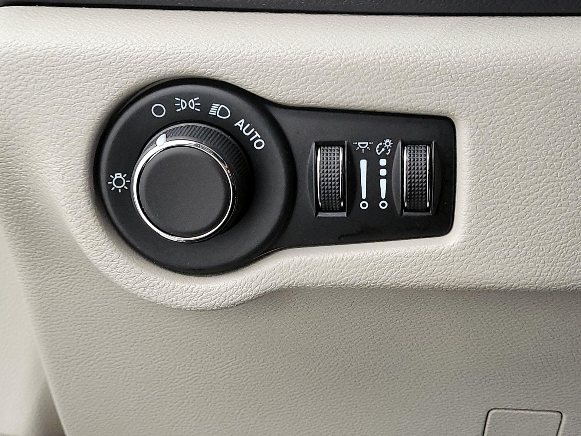 Thumbnail: 2023 Chrysler Voyager - 13