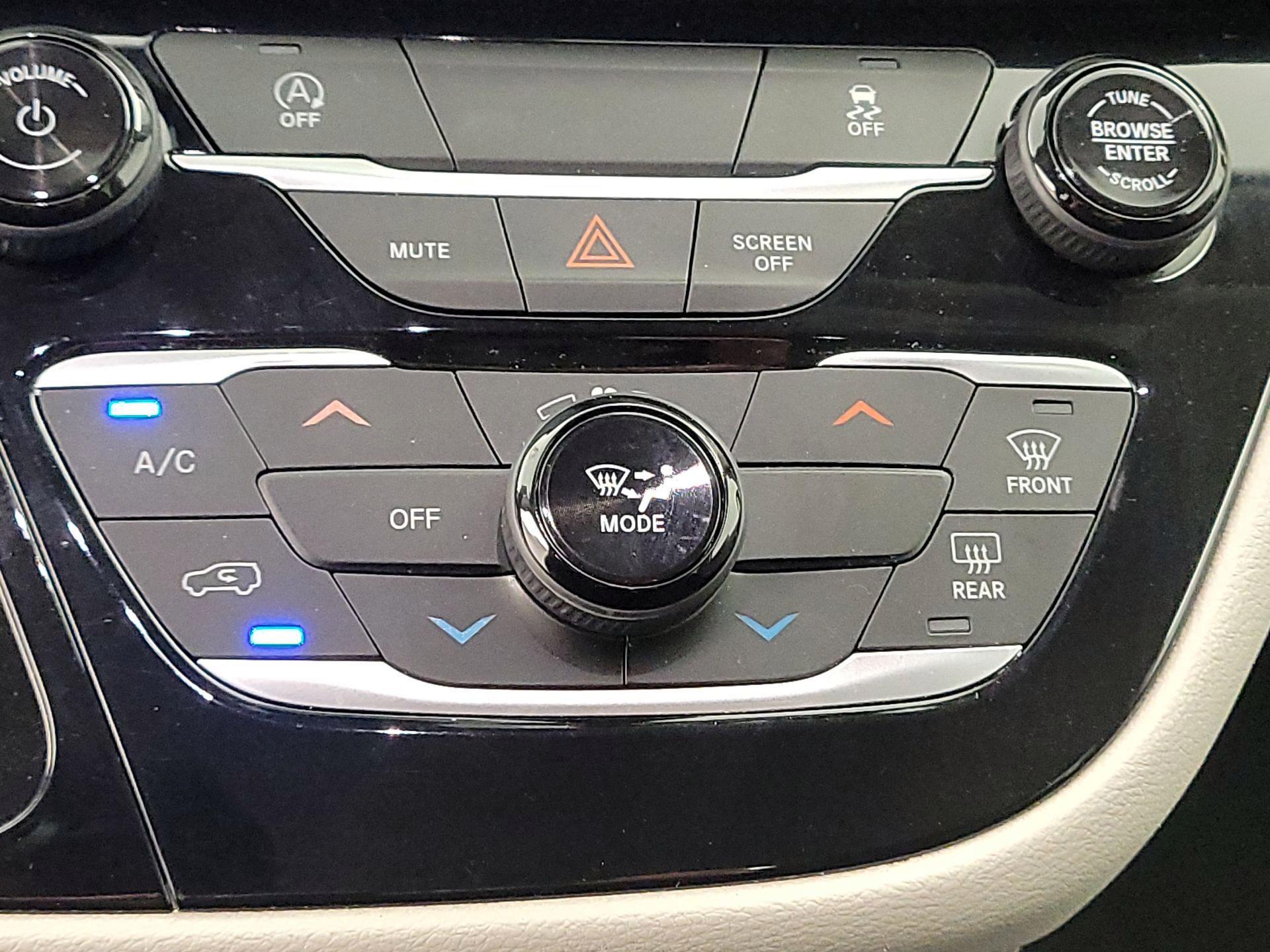 Thumbnail: 2023 Chrysler Voyager - 16