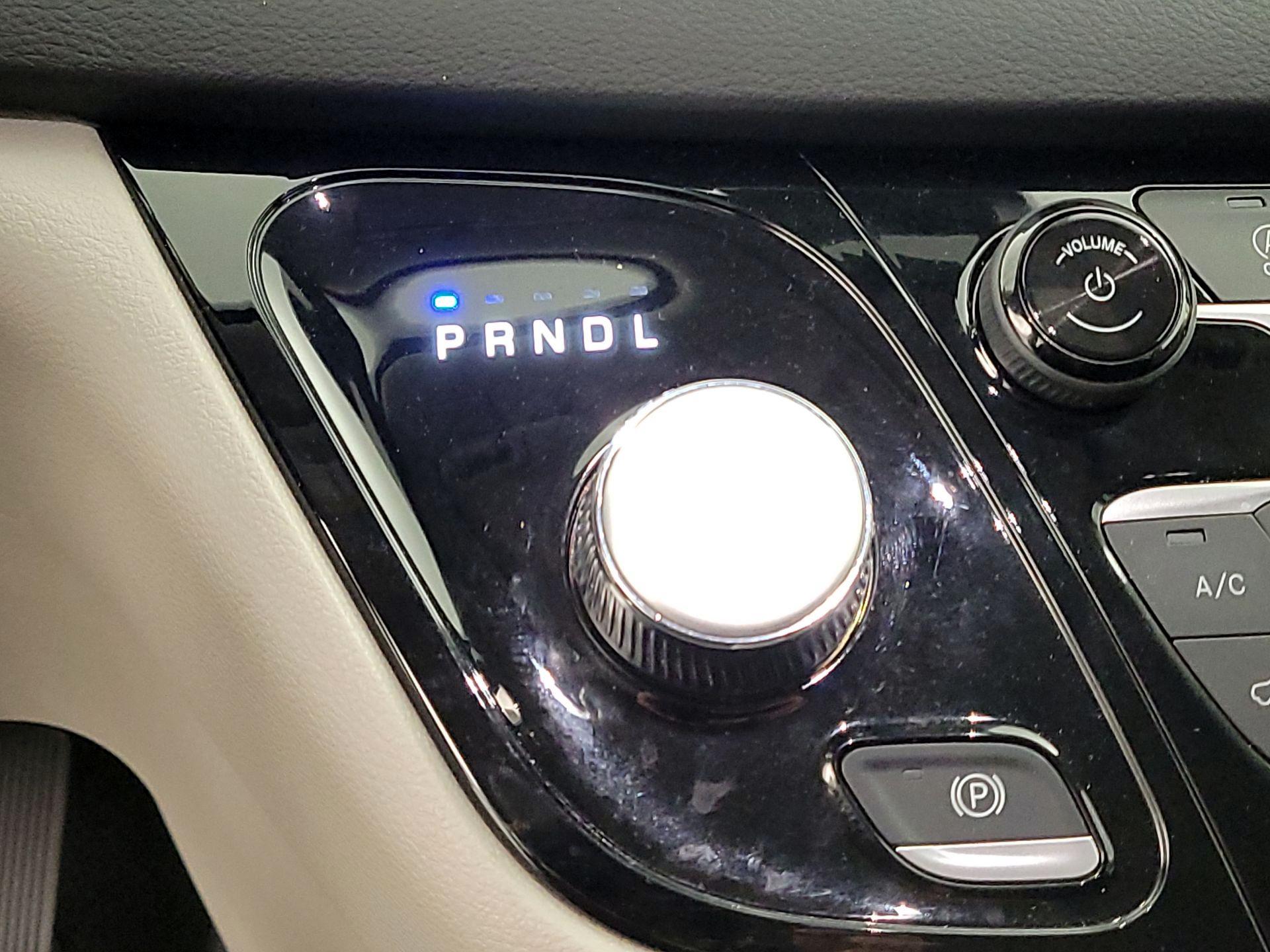 Thumbnail: 2023 Chrysler Voyager - 17