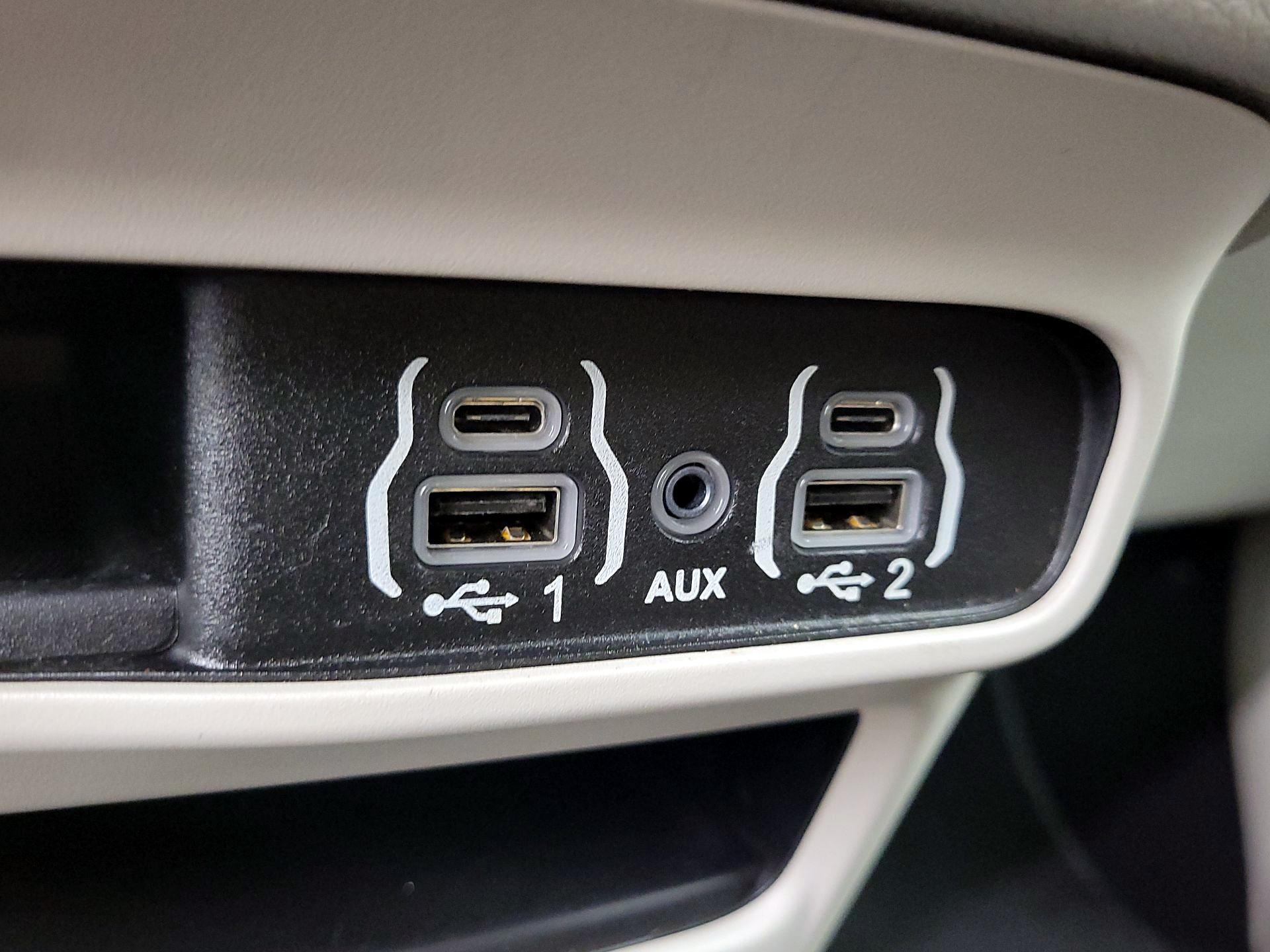 Thumbnail: 2023 Chrysler Voyager - 18