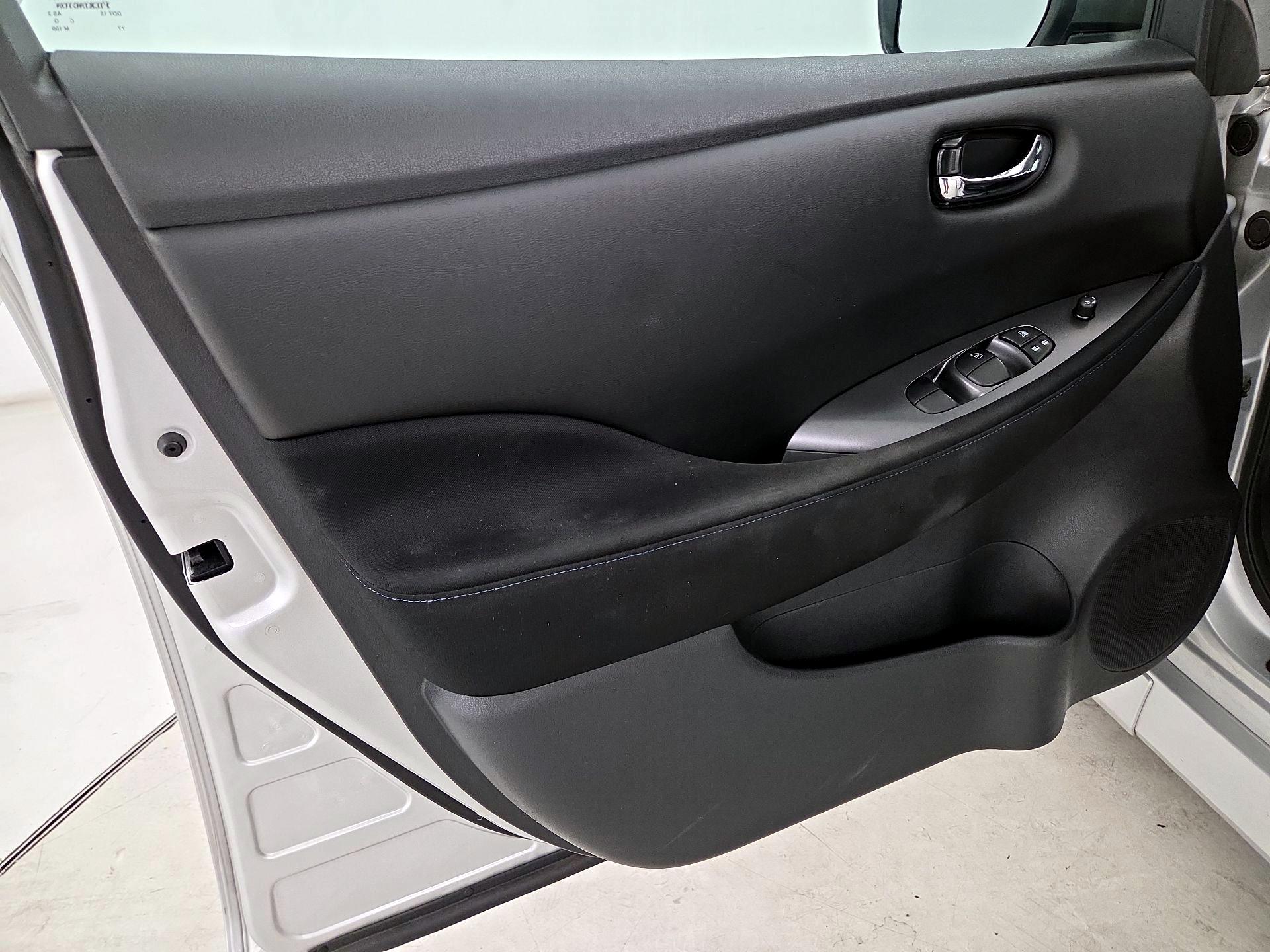 Thumbnail: 2021 Nissan Leaf - 12