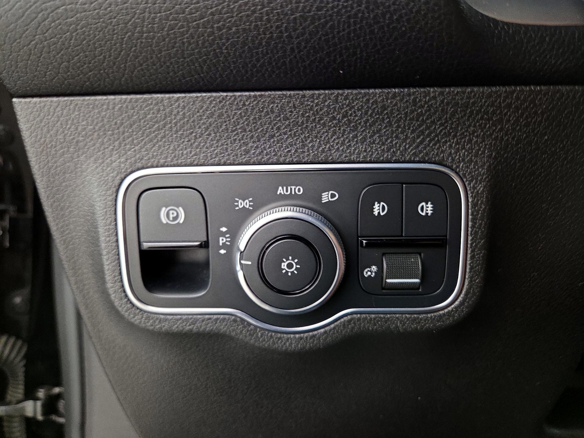 Thumbnail: 2020 Mercedes-Benz GLB - 13