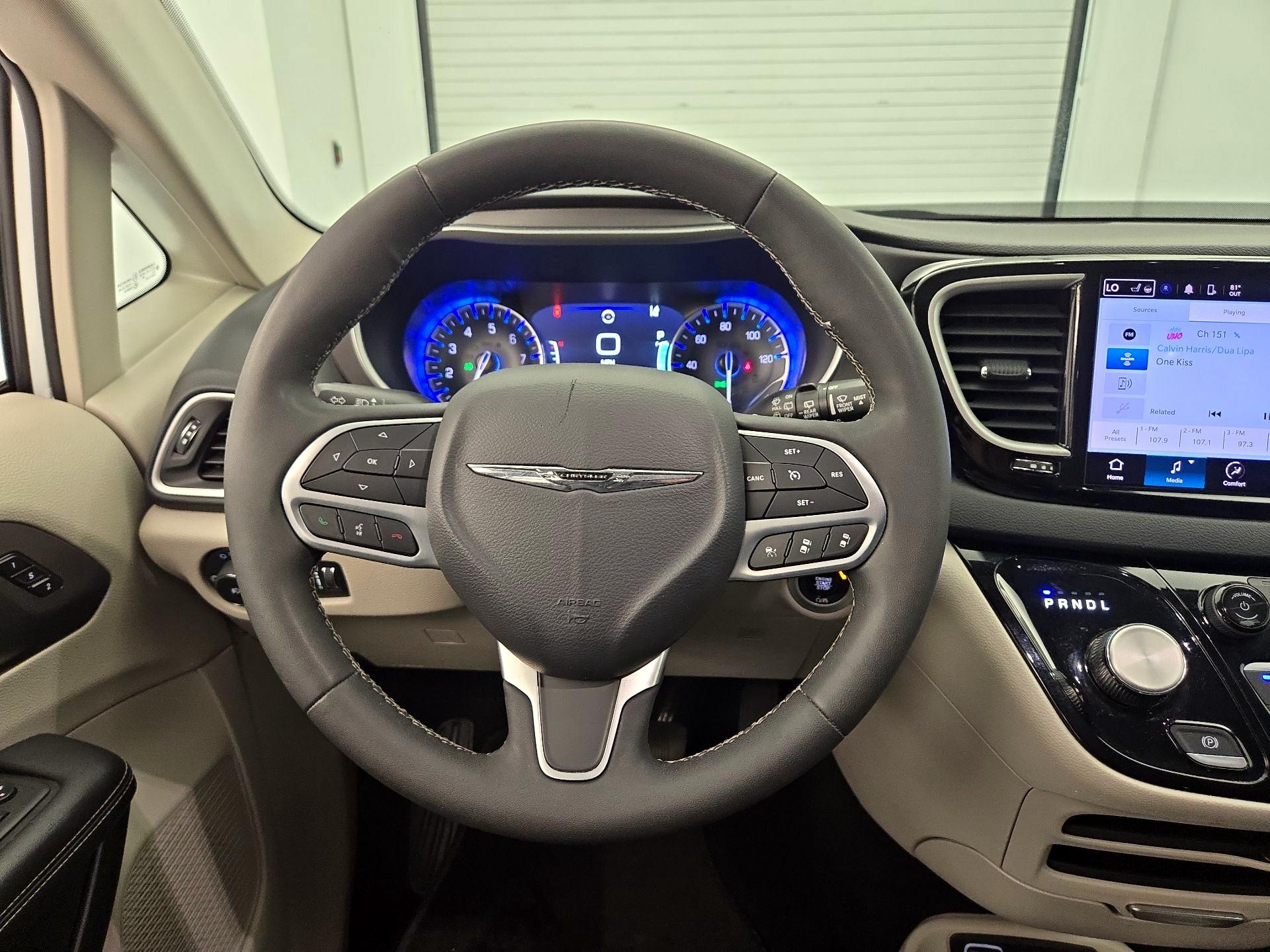 Thumbnail: 2023 Chrysler Pacifica - 10