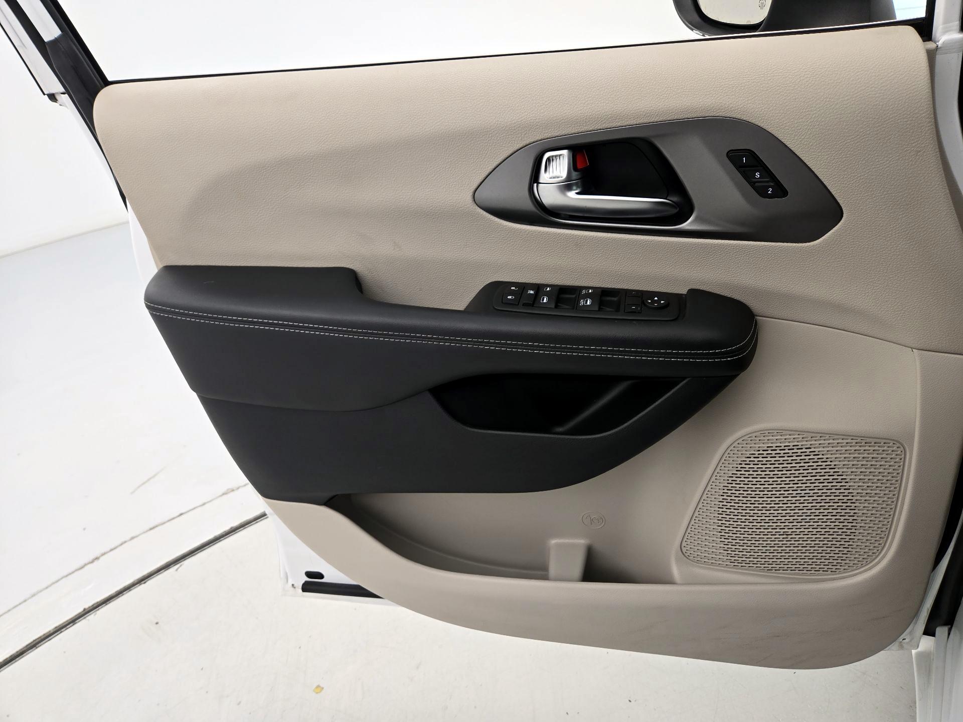 Thumbnail: 2023 Chrysler Pacifica - 12