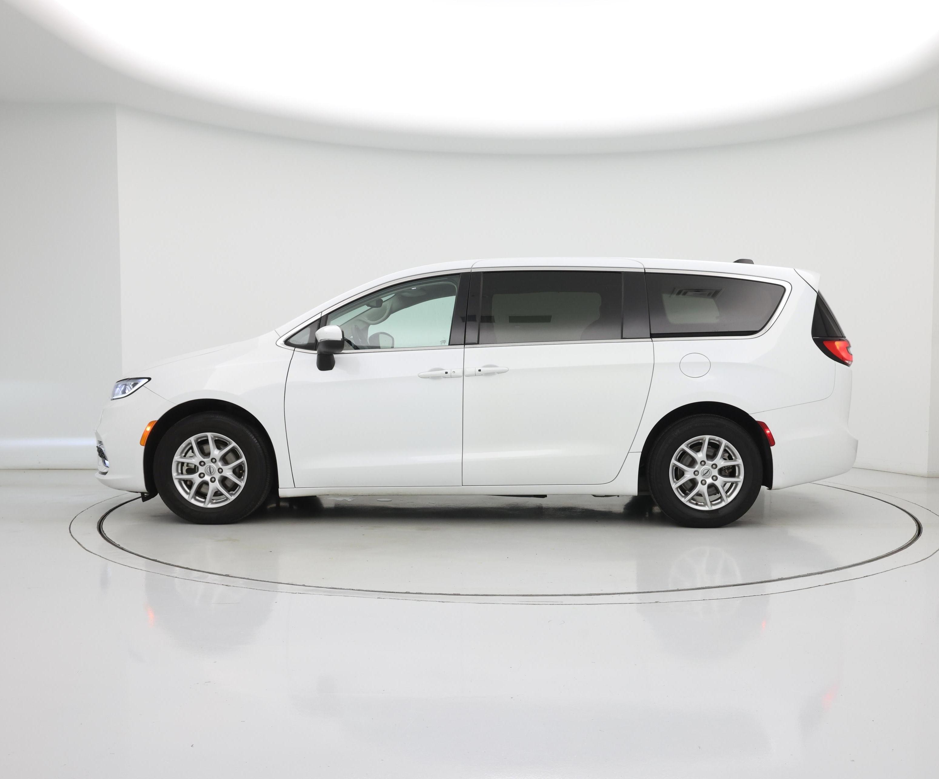 Thumbnail: 2023 Chrysler Pacifica - 3