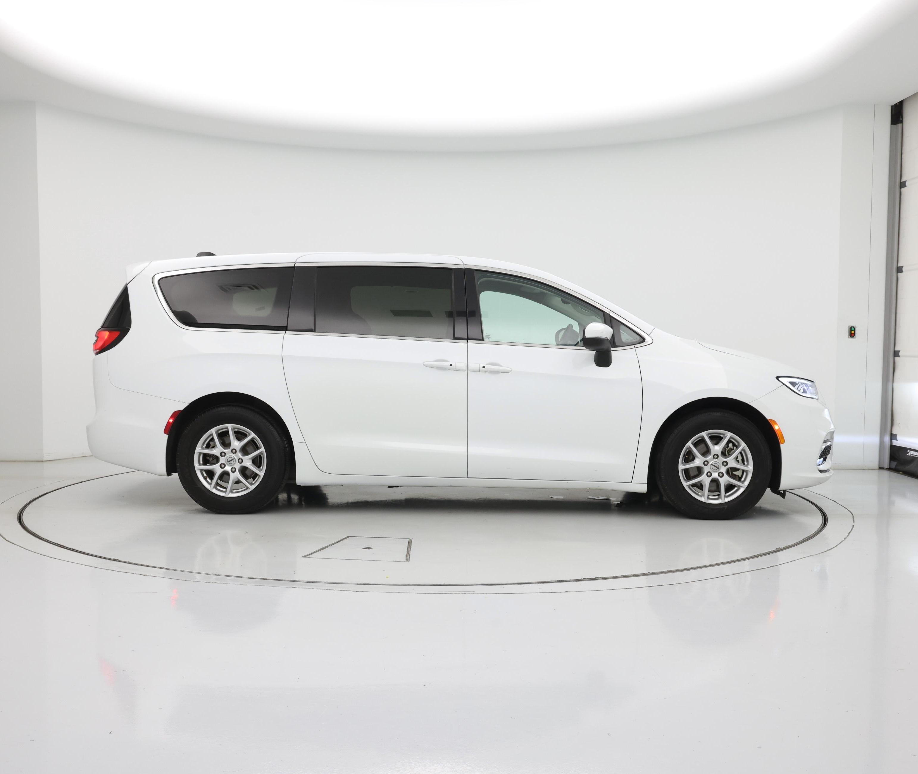 Thumbnail: 2023 Chrysler Pacifica - 7
