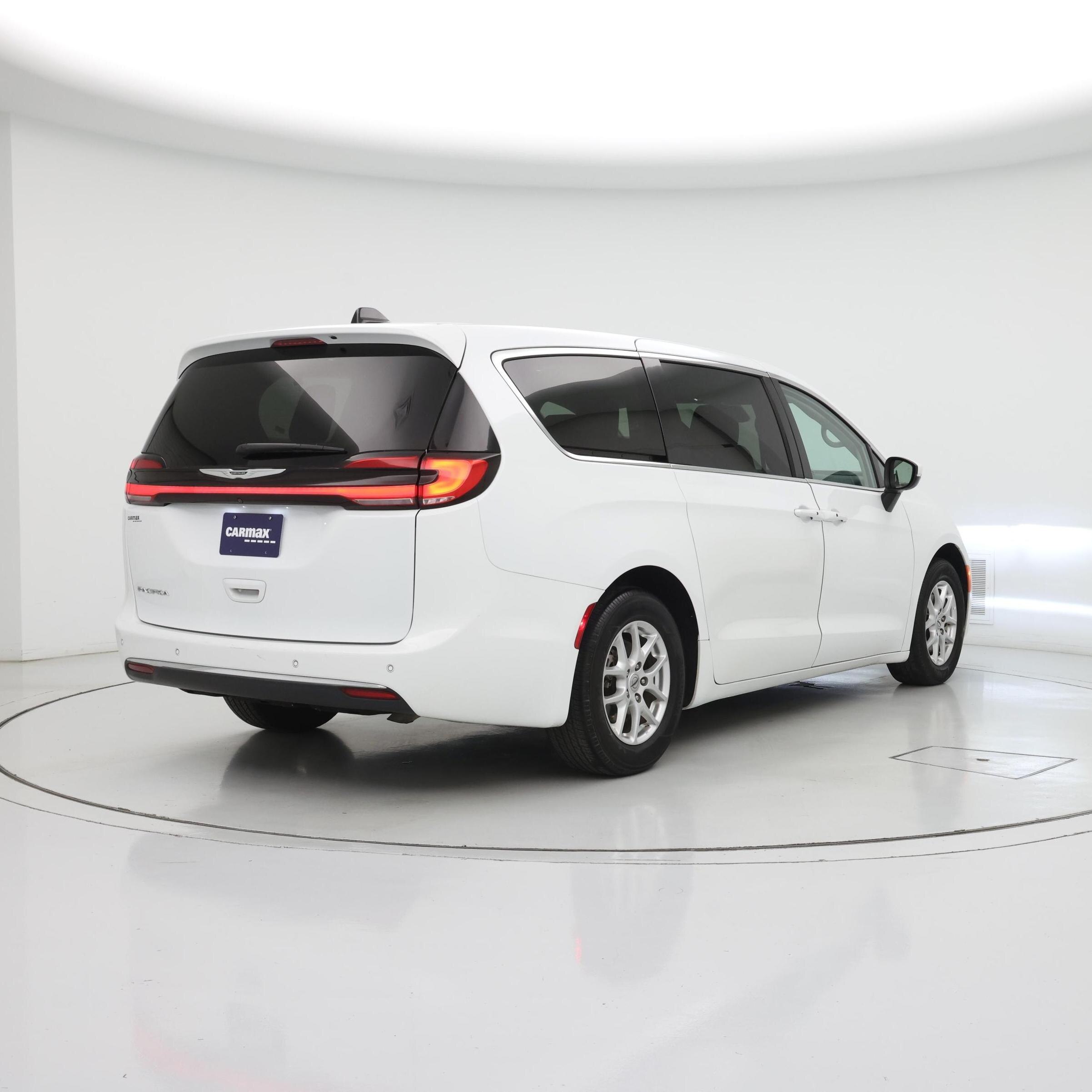 Thumbnail: 2023 Chrysler Pacifica - 8