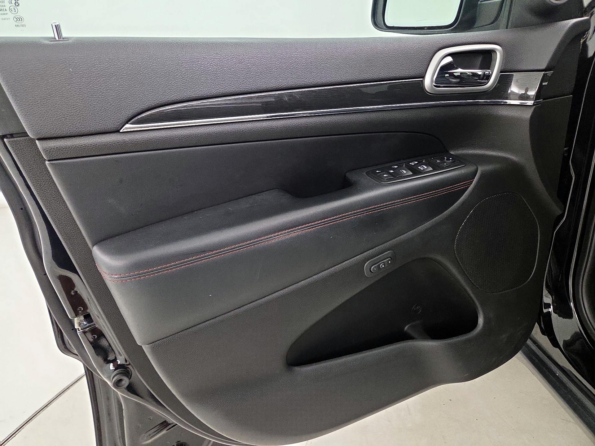 Thumbnail: 2018 Jeep Grand Cherokee - 12