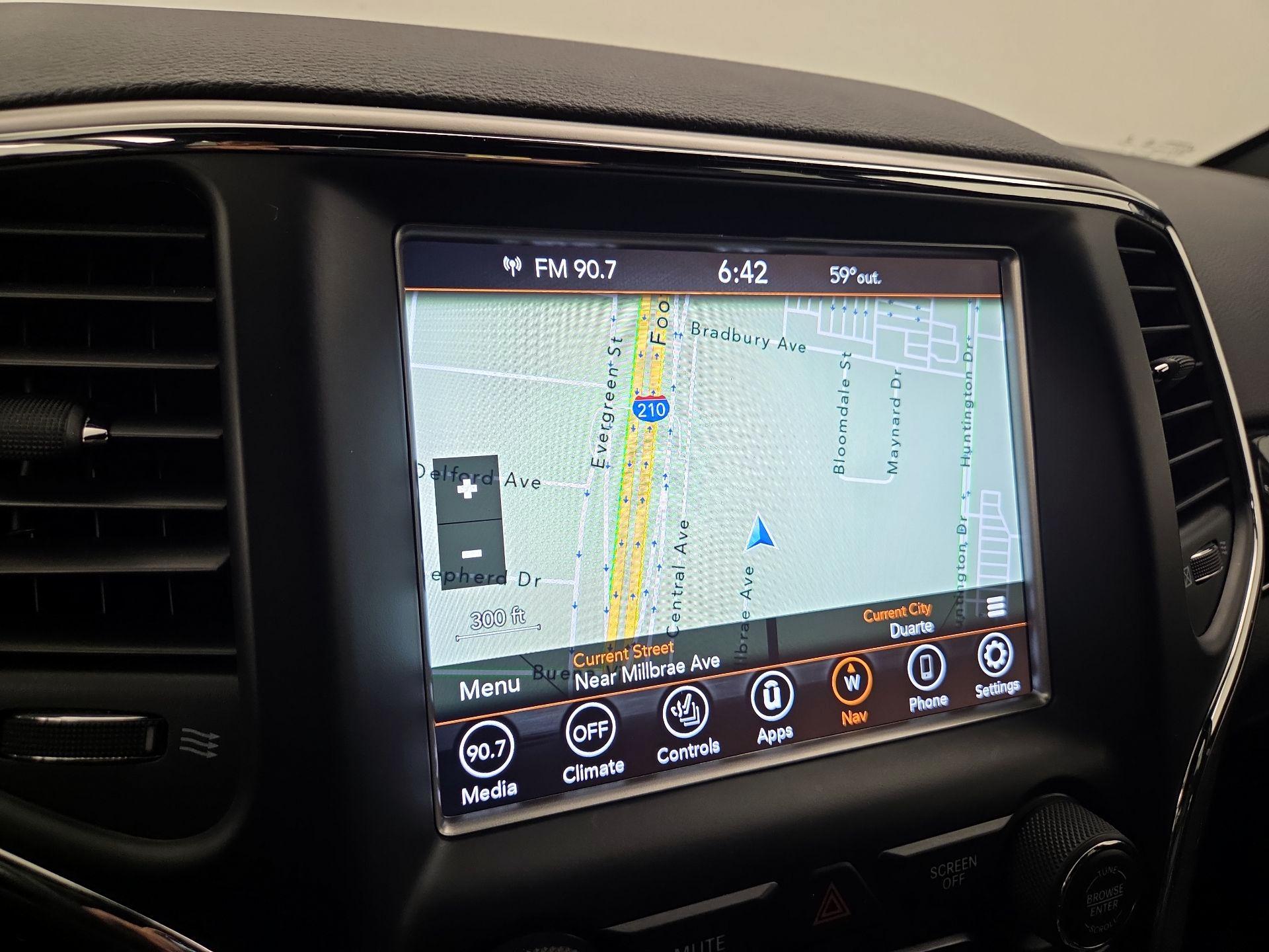 Thumbnail: 2018 Jeep Grand Cherokee - 14