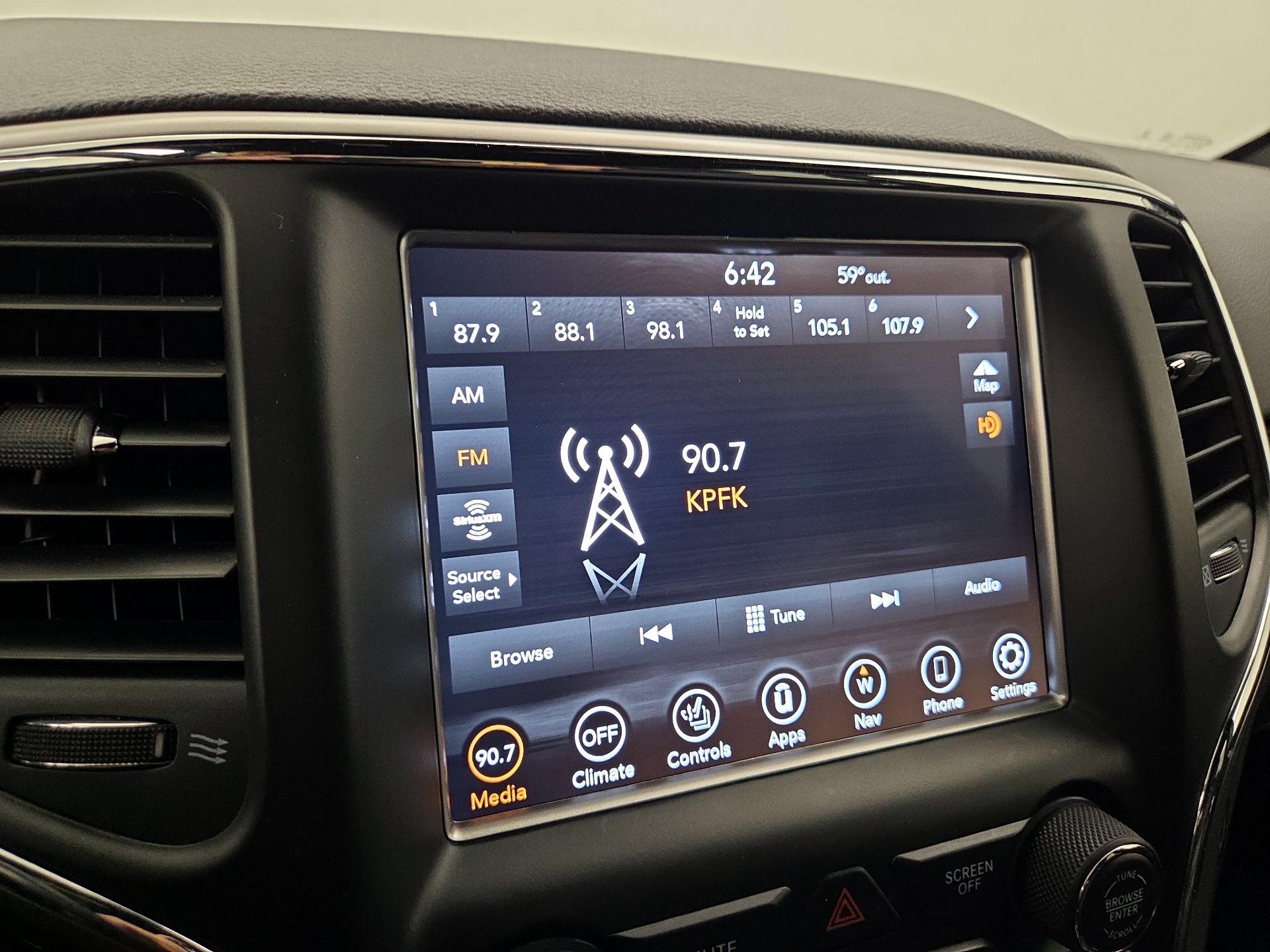 Thumbnail: 2018 Jeep Grand Cherokee - 16