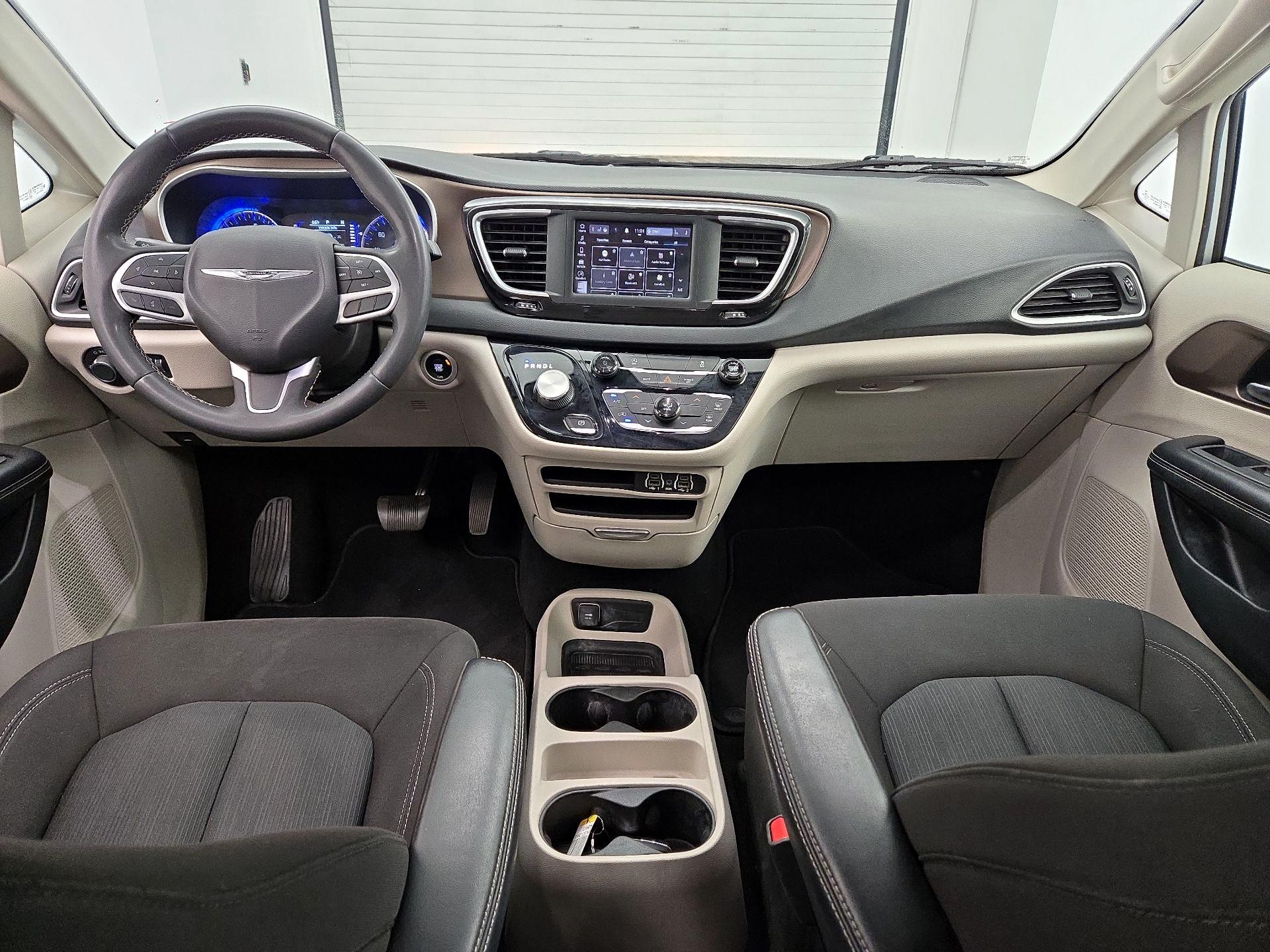 Thumbnail: 2022 Chrysler Voyager - 9