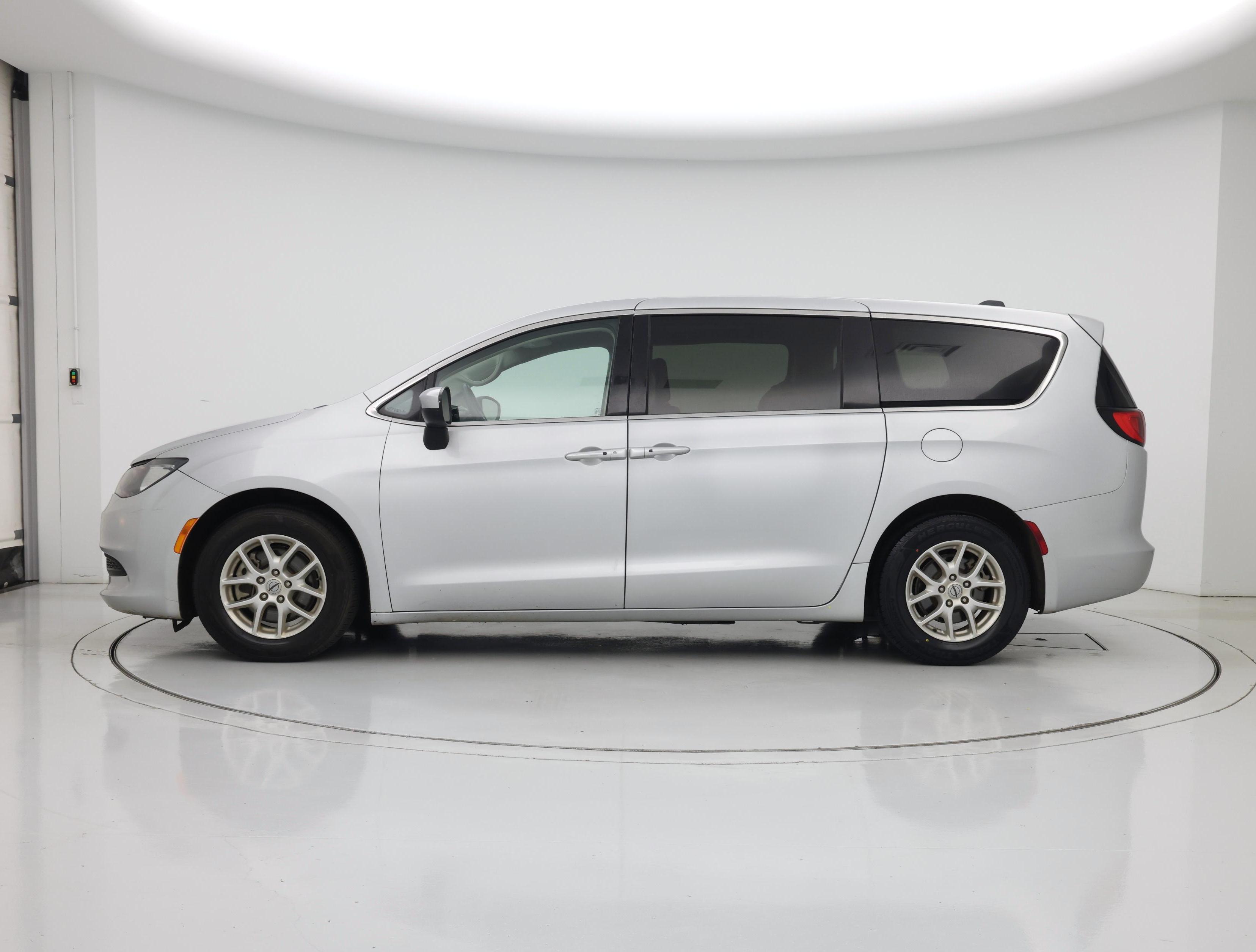 Thumbnail: 2022 Chrysler Voyager - 3