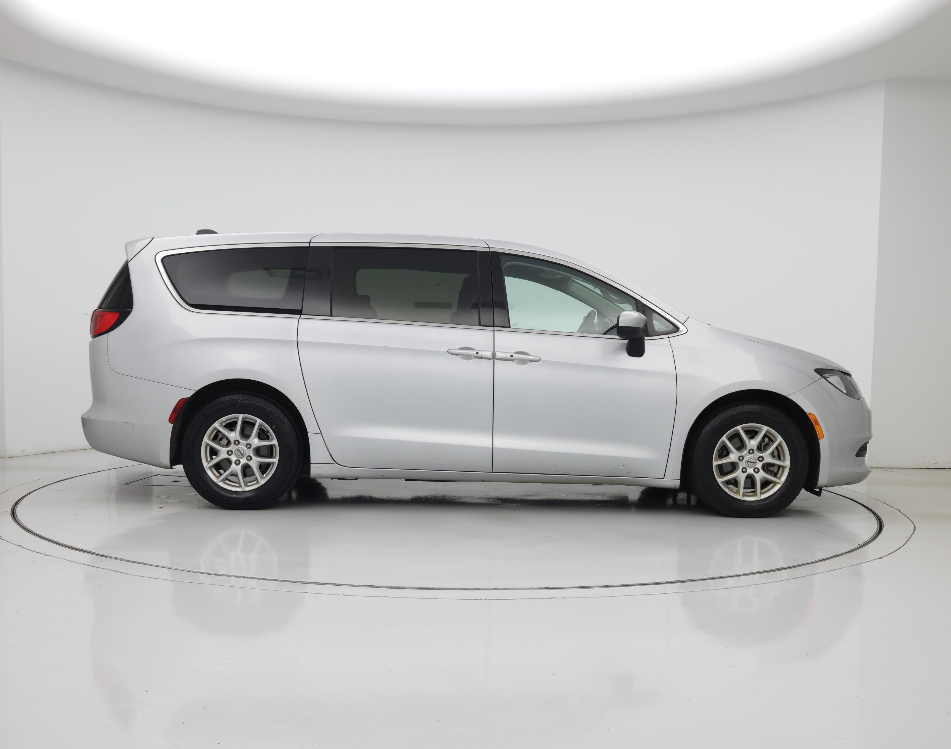 Thumbnail: 2022 Chrysler Voyager - 7