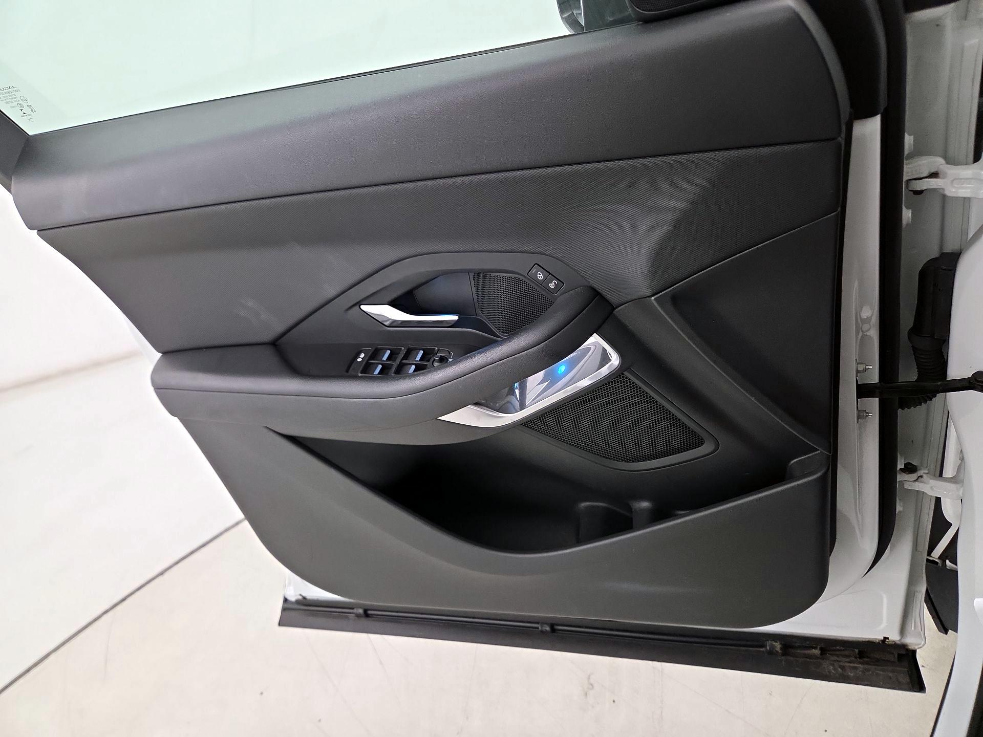 Thumbnail: 2019 Jaguar E-Pace - 12