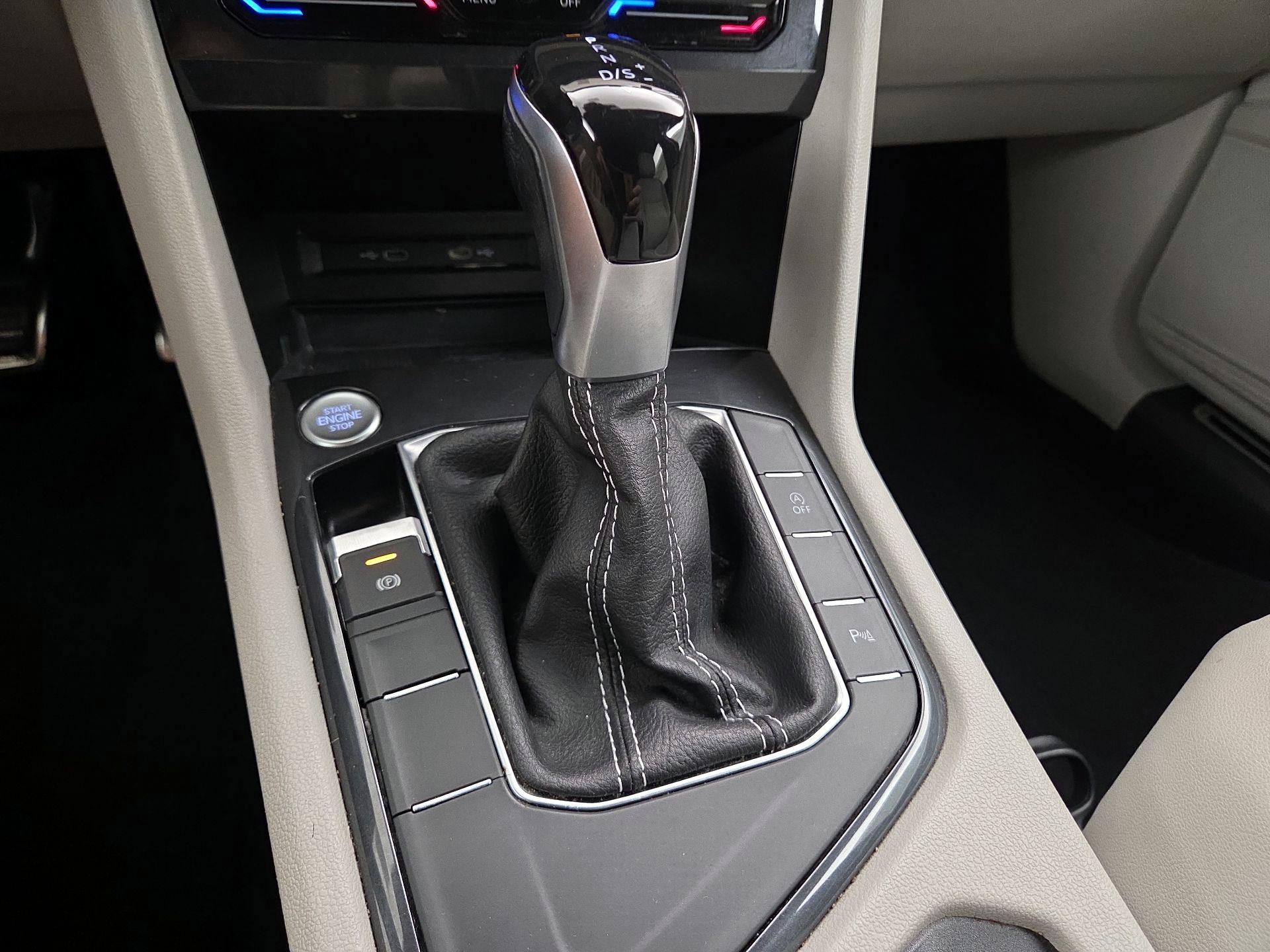 Thumbnail: 2022 Volkswagen Tiguan - 17