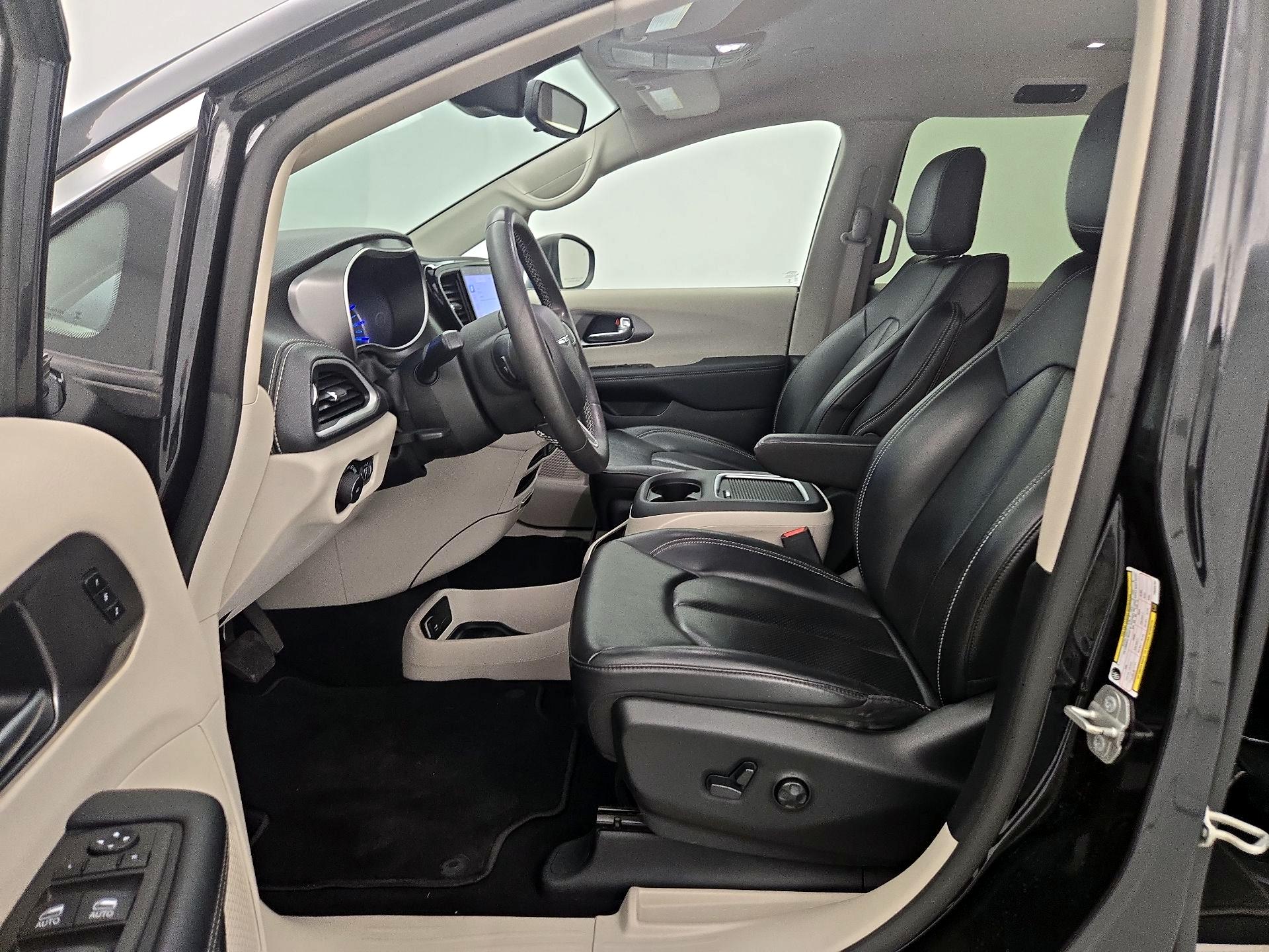 Thumbnail: 2023 Chrysler Pacifica - 11