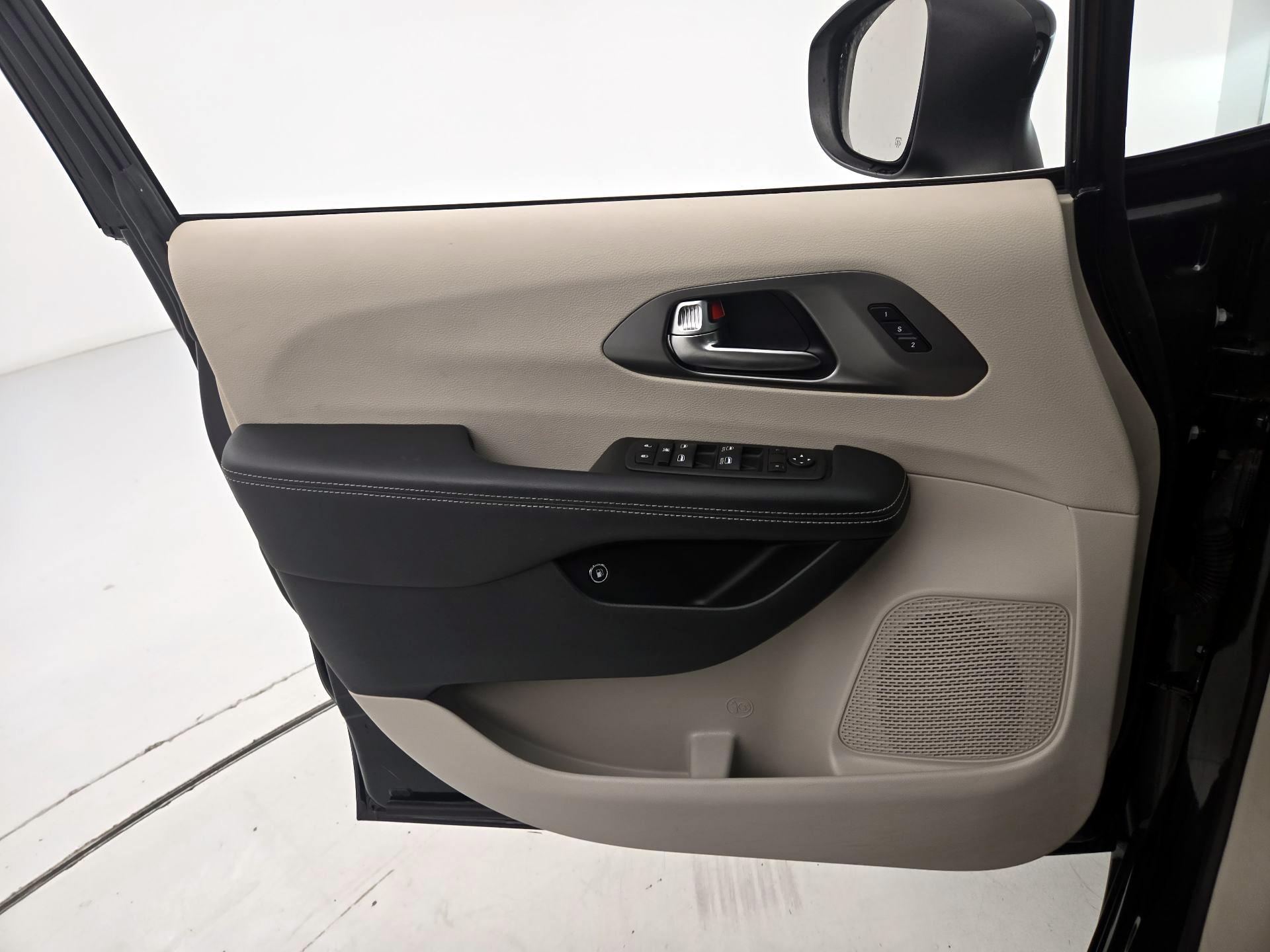 Thumbnail: 2023 Chrysler Pacifica - 12