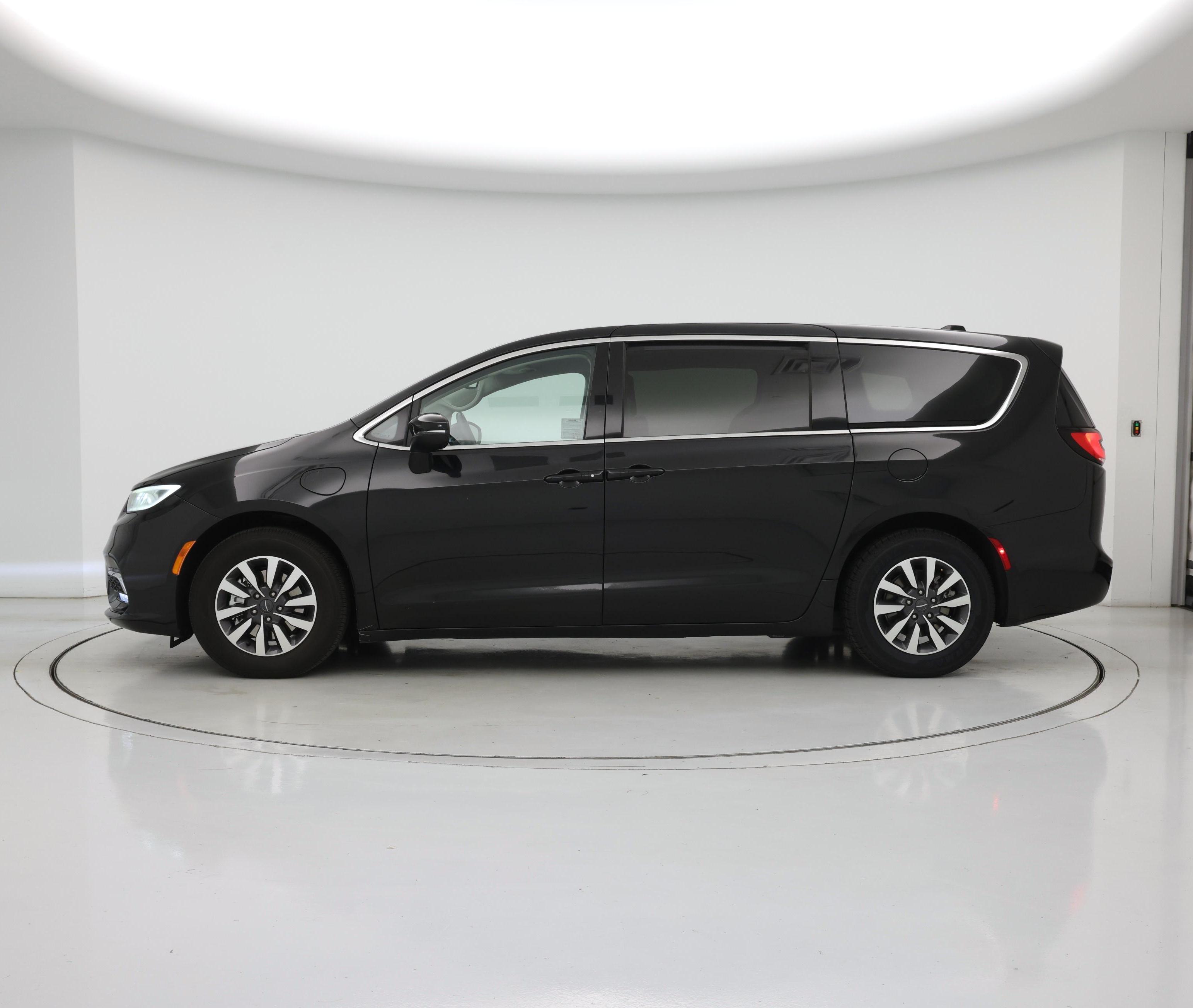 Thumbnail: 2023 Chrysler Pacifica - 3