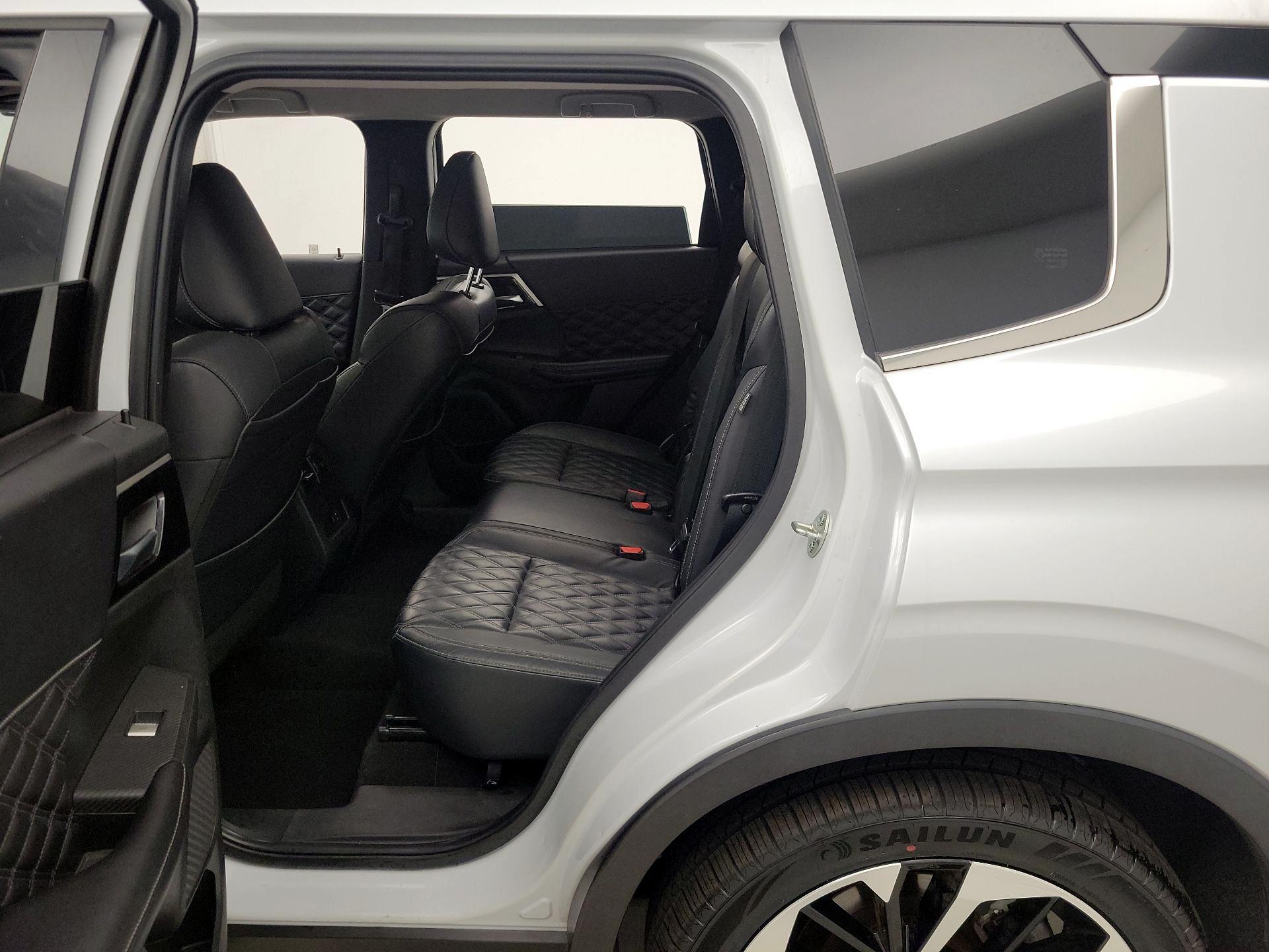 Thumbnail: 2022 Mitsubishi Outlander - 20