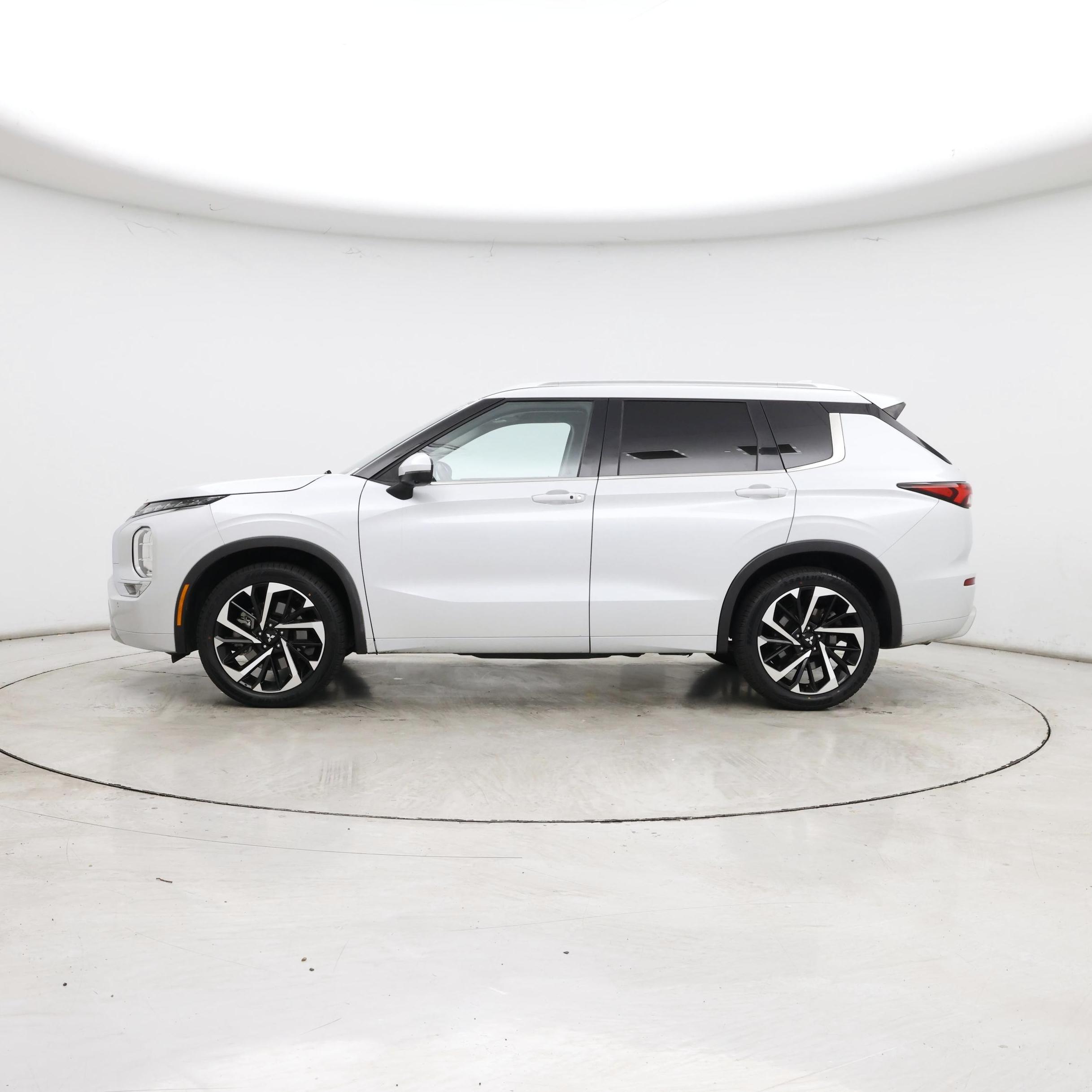 Thumbnail: 2022 Mitsubishi Outlander - 3