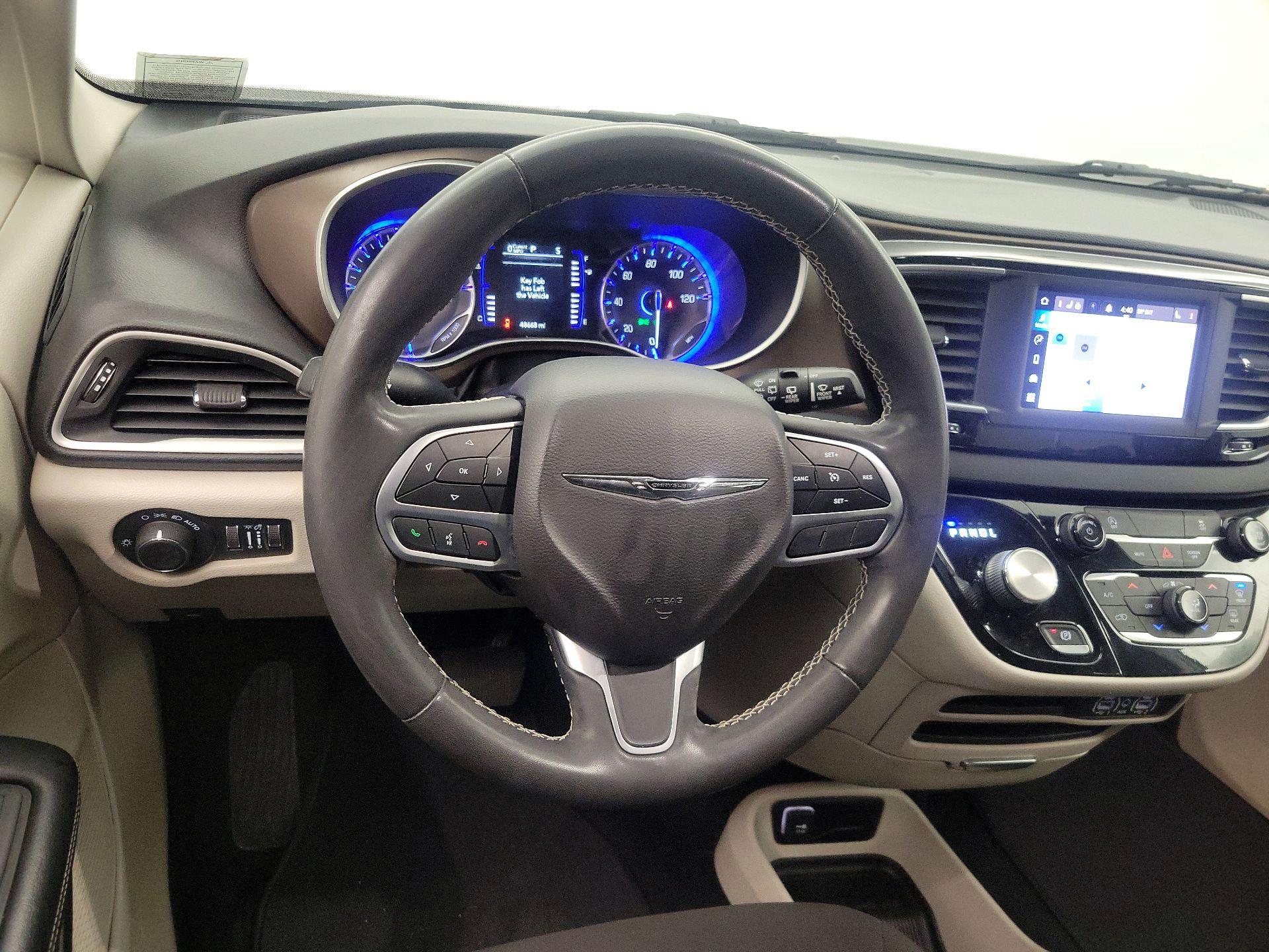 Thumbnail: 2022 Chrysler Voyager - 10