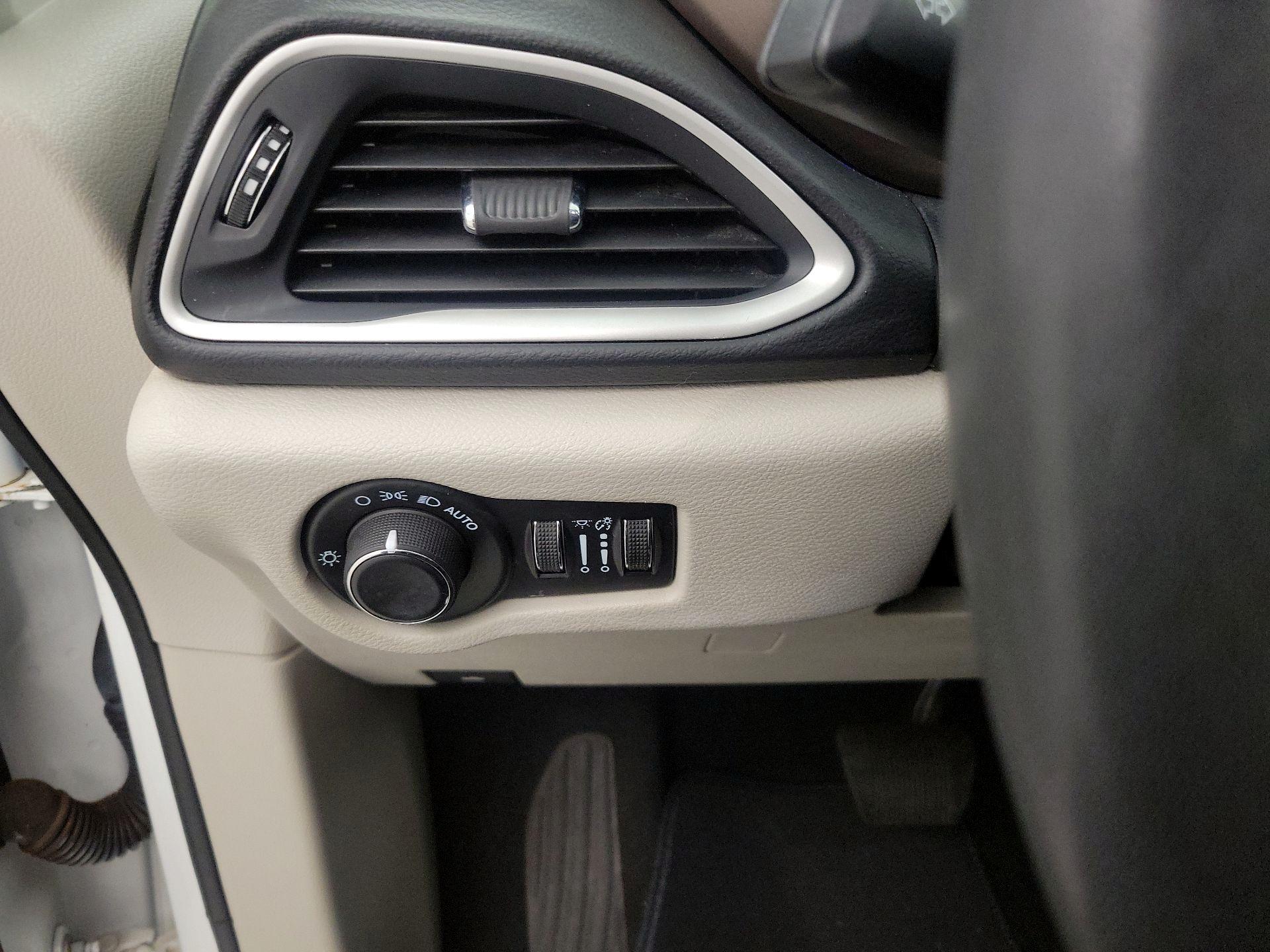 Thumbnail: 2022 Chrysler Voyager - 13