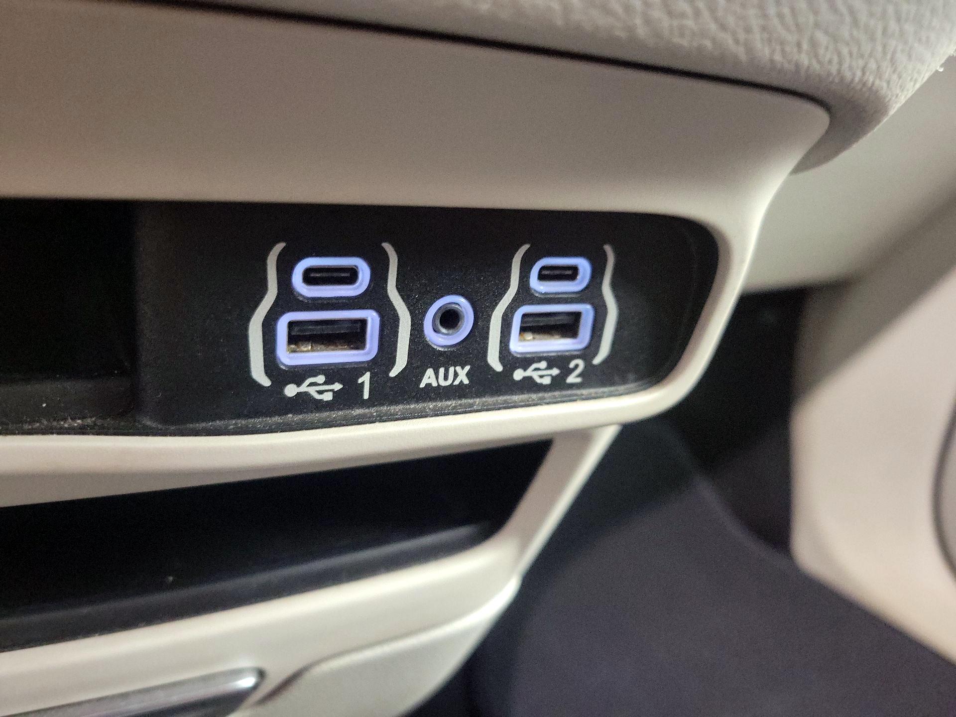 Thumbnail: 2022 Chrysler Voyager - 18