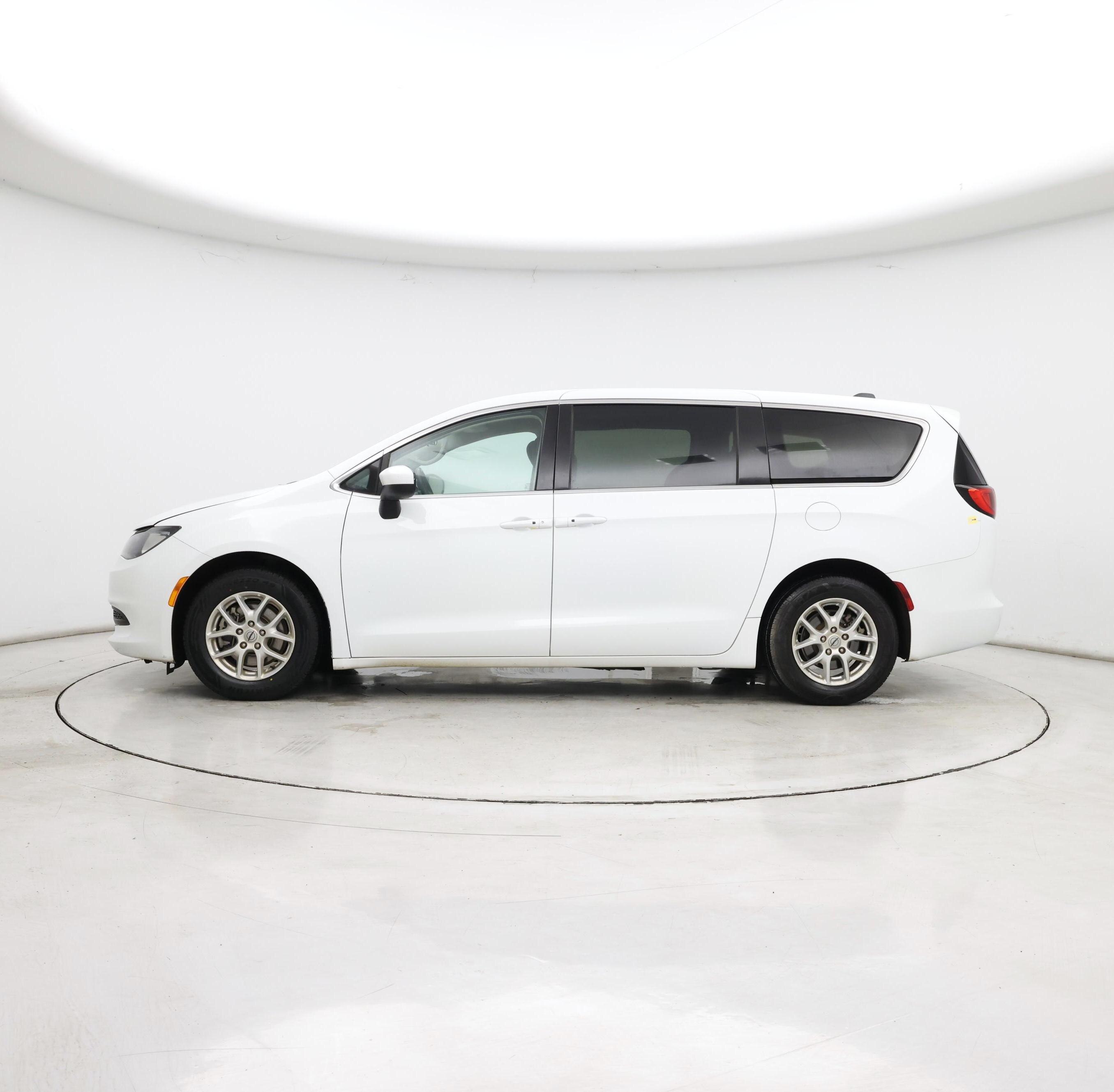 Thumbnail: 2022 Chrysler Voyager - 3