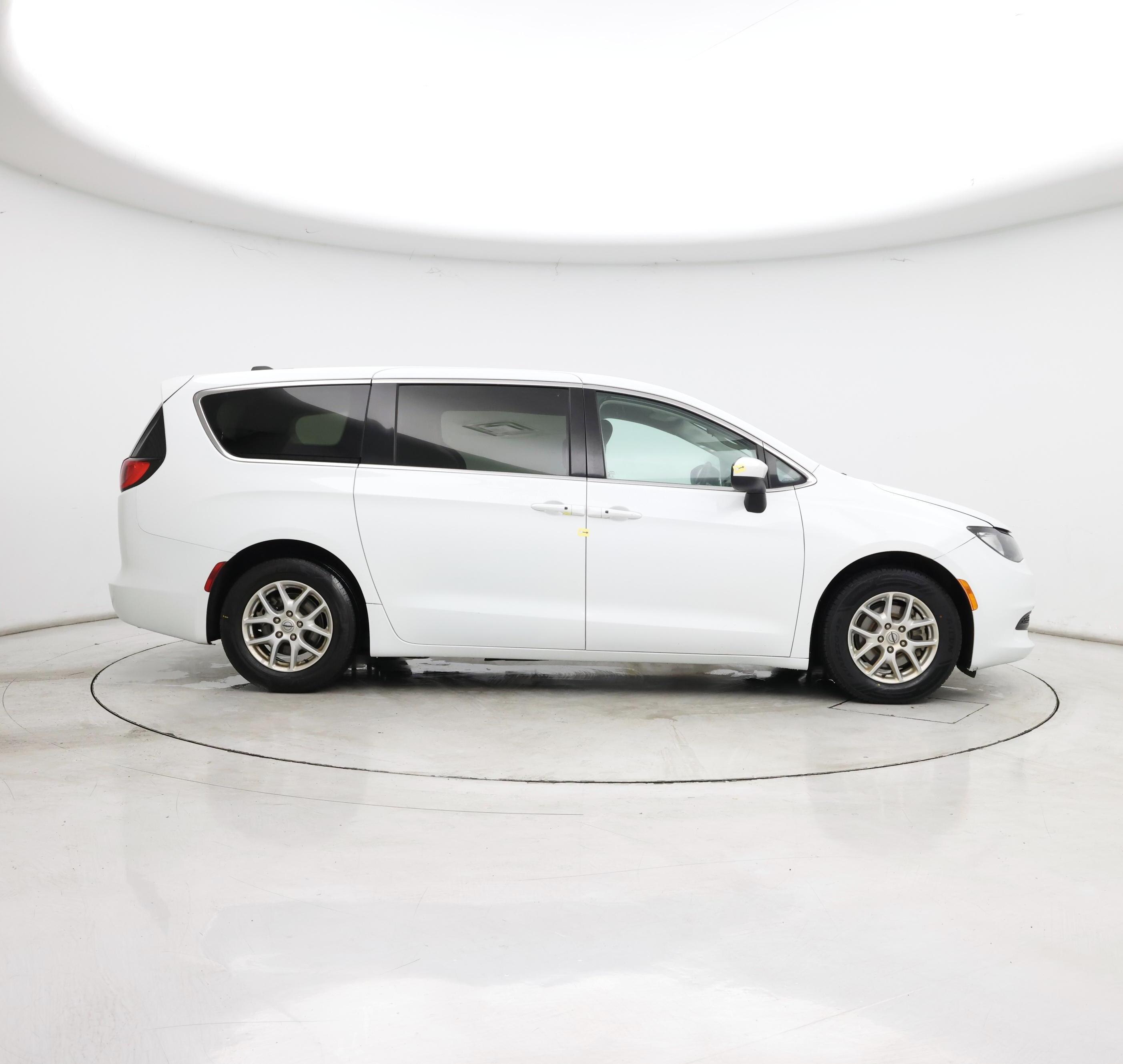 Thumbnail: 2022 Chrysler Voyager - 7