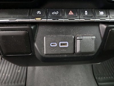 USB/AUX Ports
